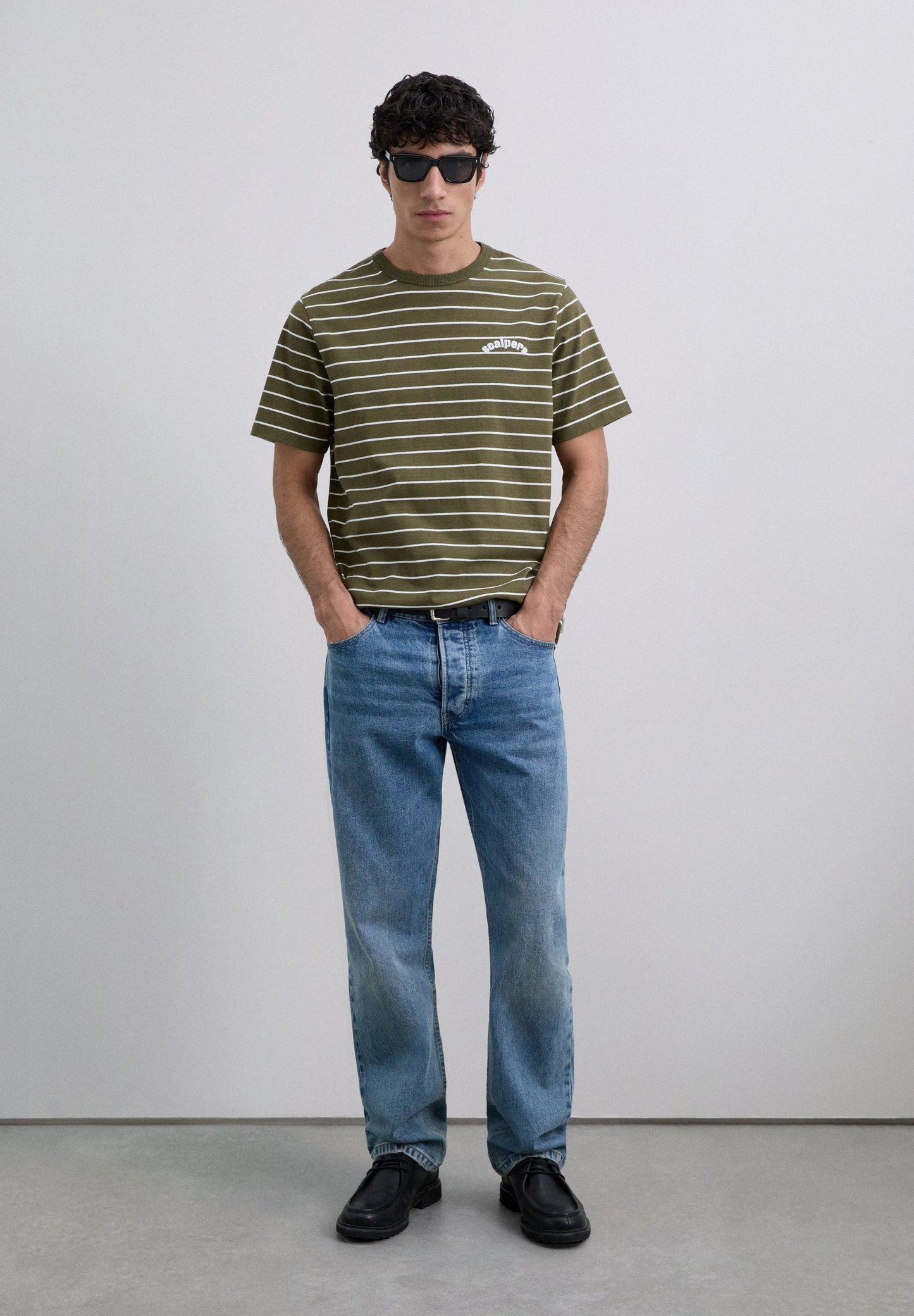 T-SHIRT ESTAMPADA ÀS RISCAS COM LOGÓTIPO