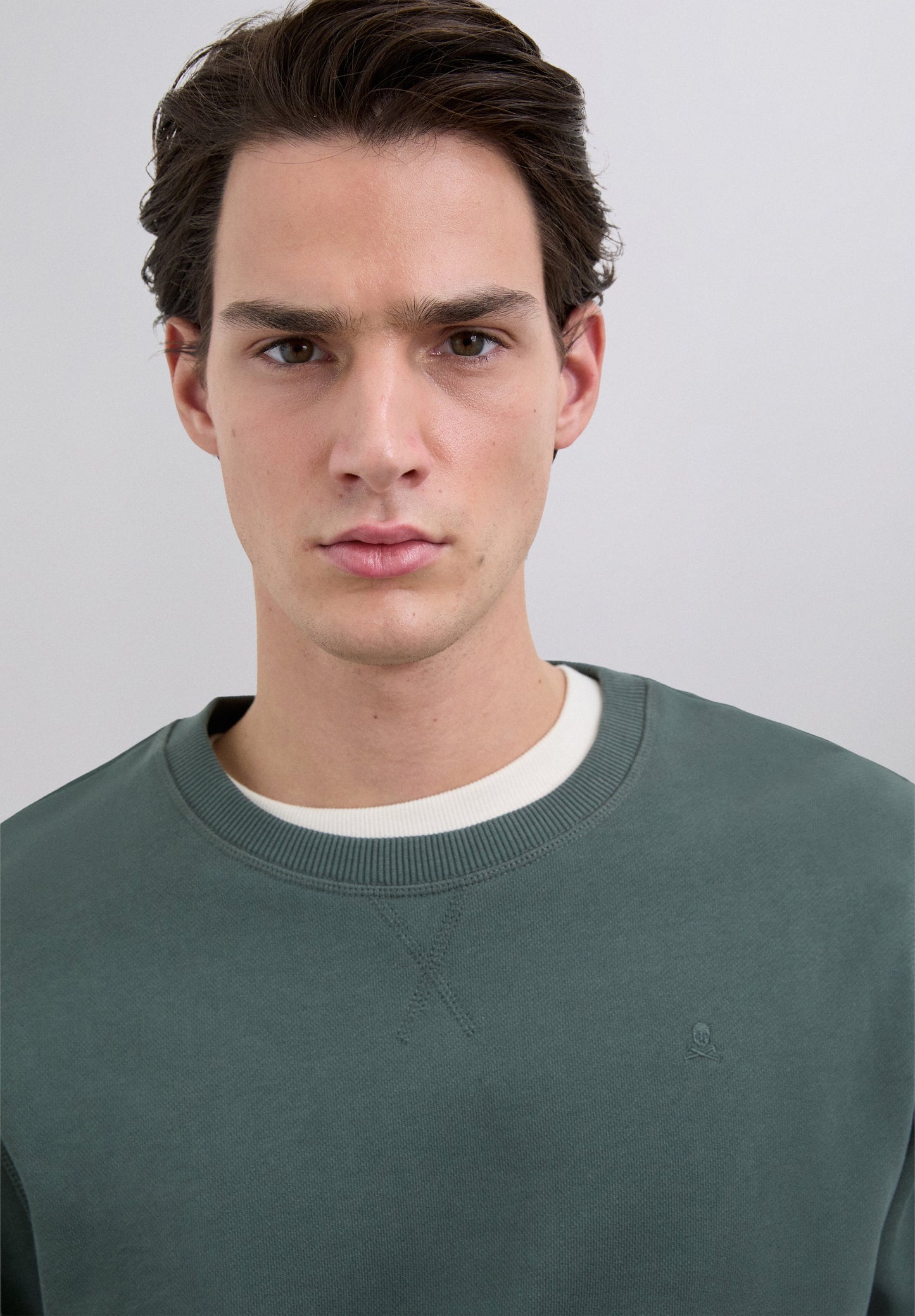 SWEATSHIRT COM SKULL BORDADA