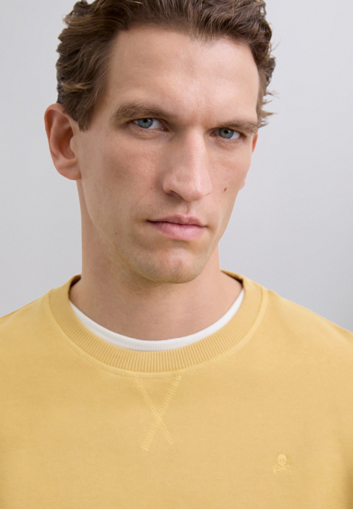 SWEATSHIRT COM SKULL BORDADA
