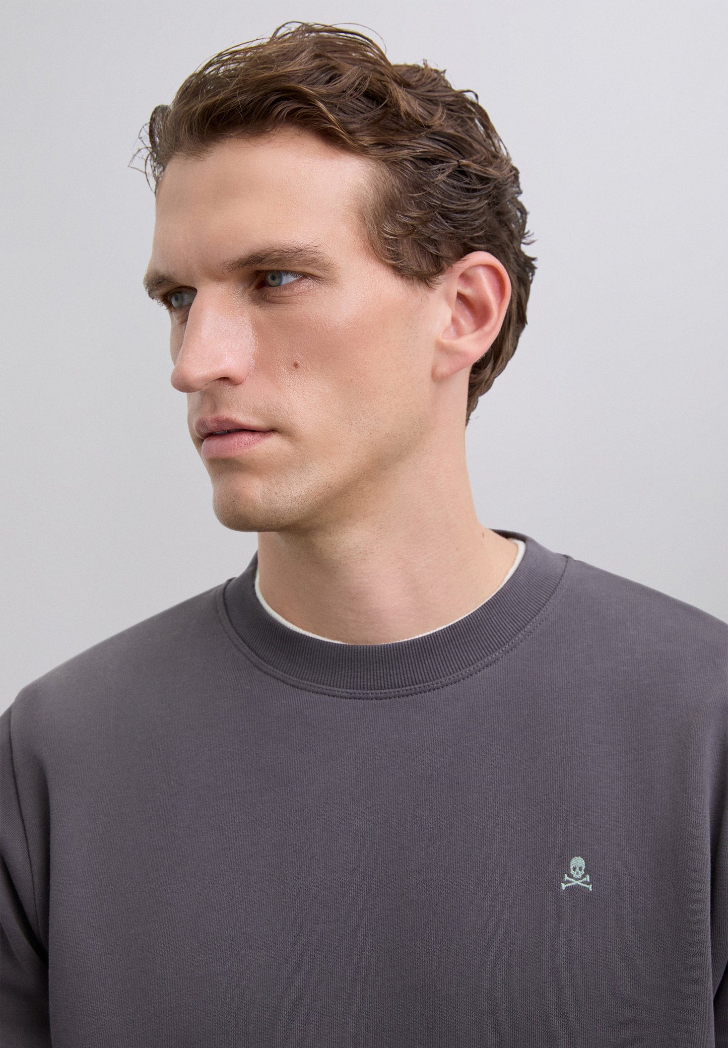 SWEATSHIRT COM SKULL BORDADA