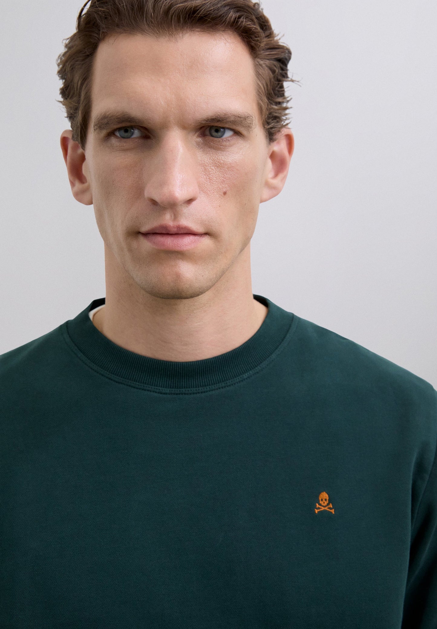 SWEATSHIRT COM SKULL BORDADA