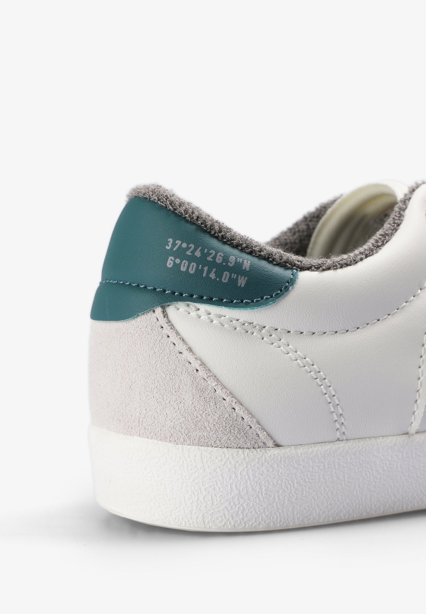 SAPATILHAS COM SKULL A CONTRASTAR