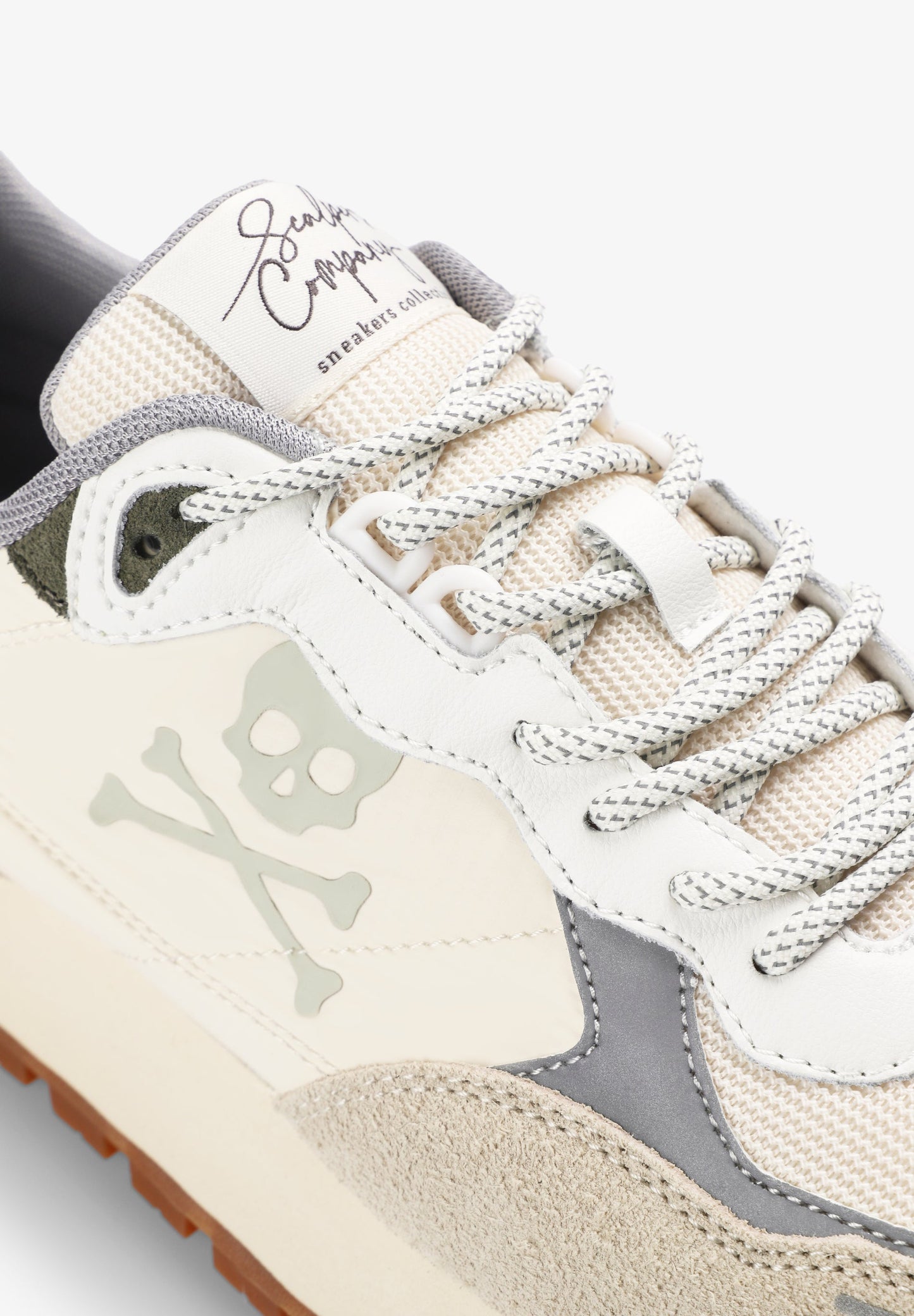 SAPATILHAS COM SKULL LATERAL