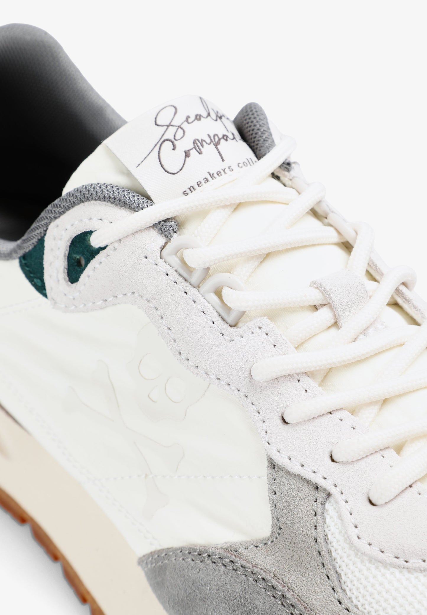 SAPATILHAS COM SKULL LATERAL