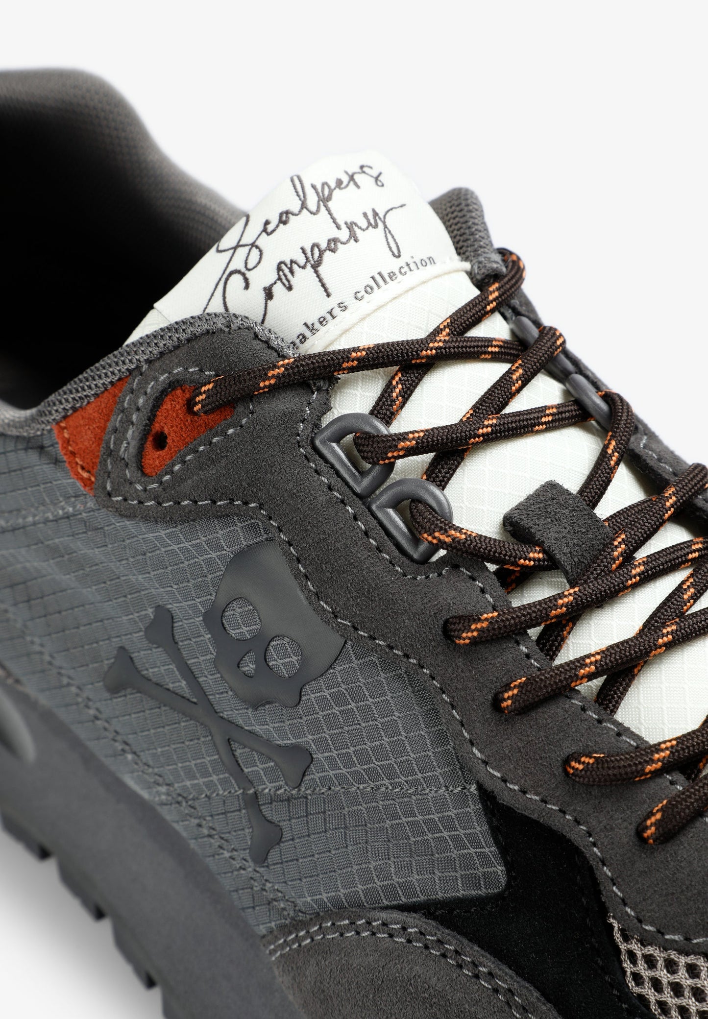 SAPATILHAS COM SKULL LATERAL