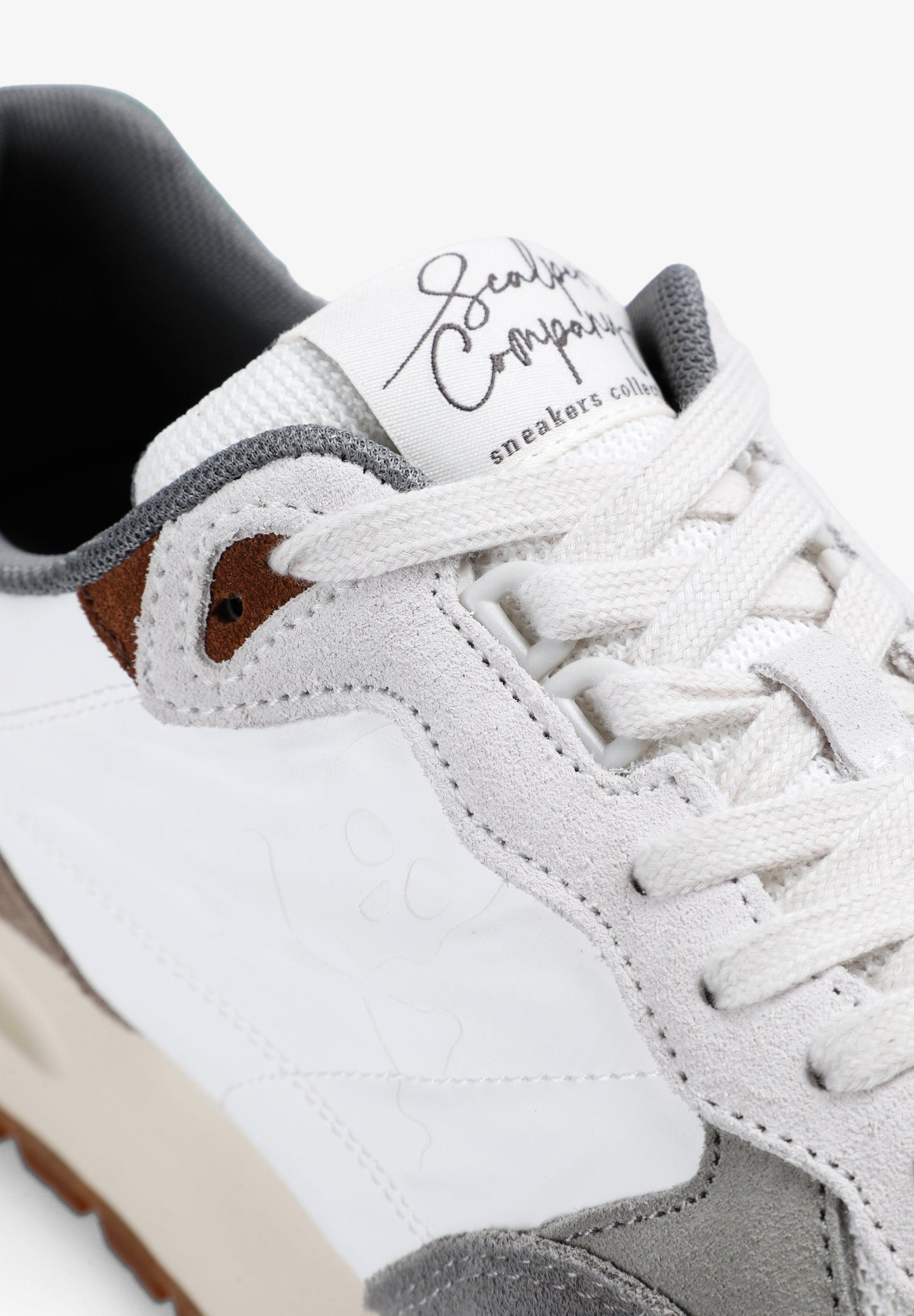 SAPATILHAS COM SKULL LATERAL