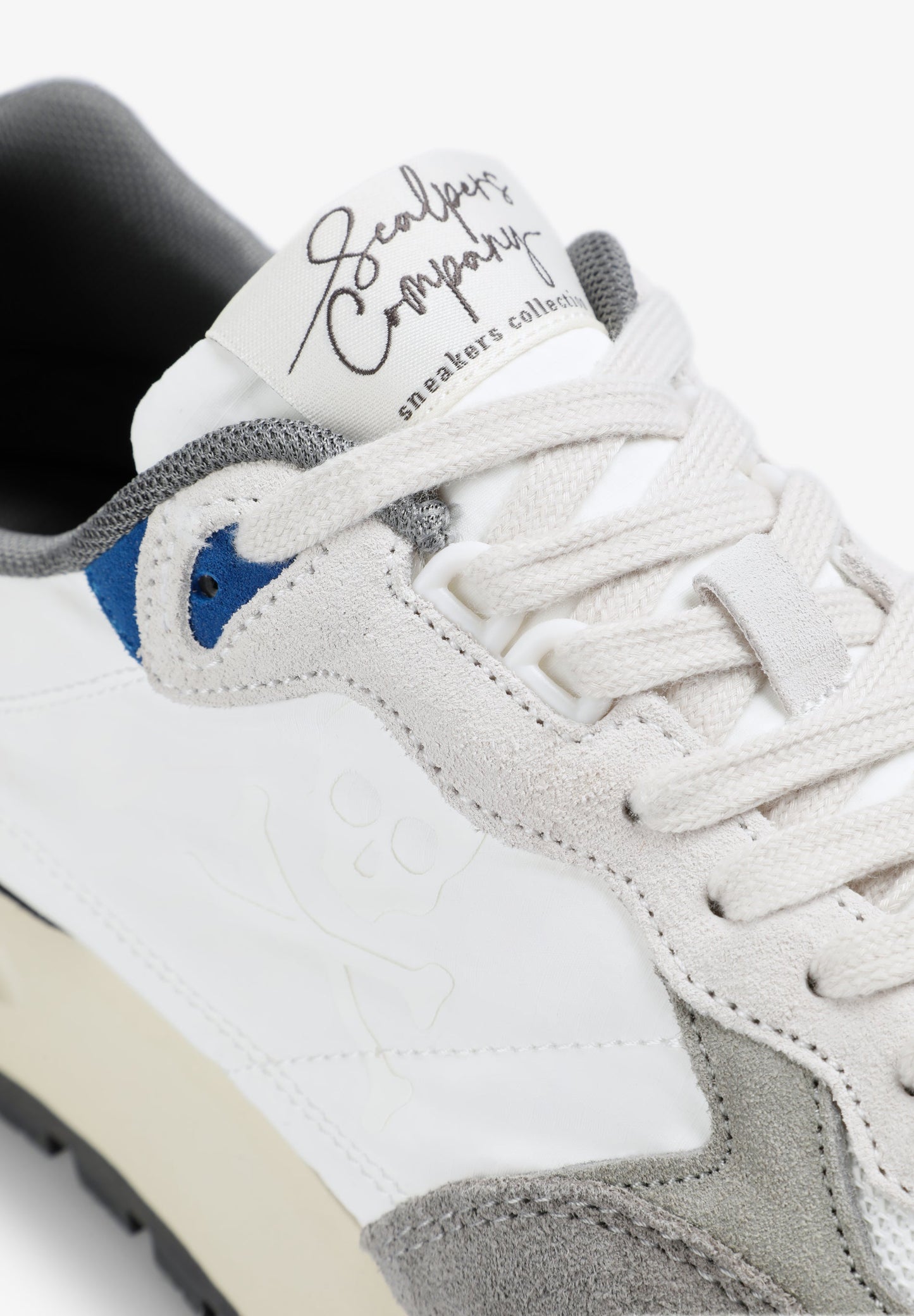 SAPATILHAS COM SKULL LATERAL