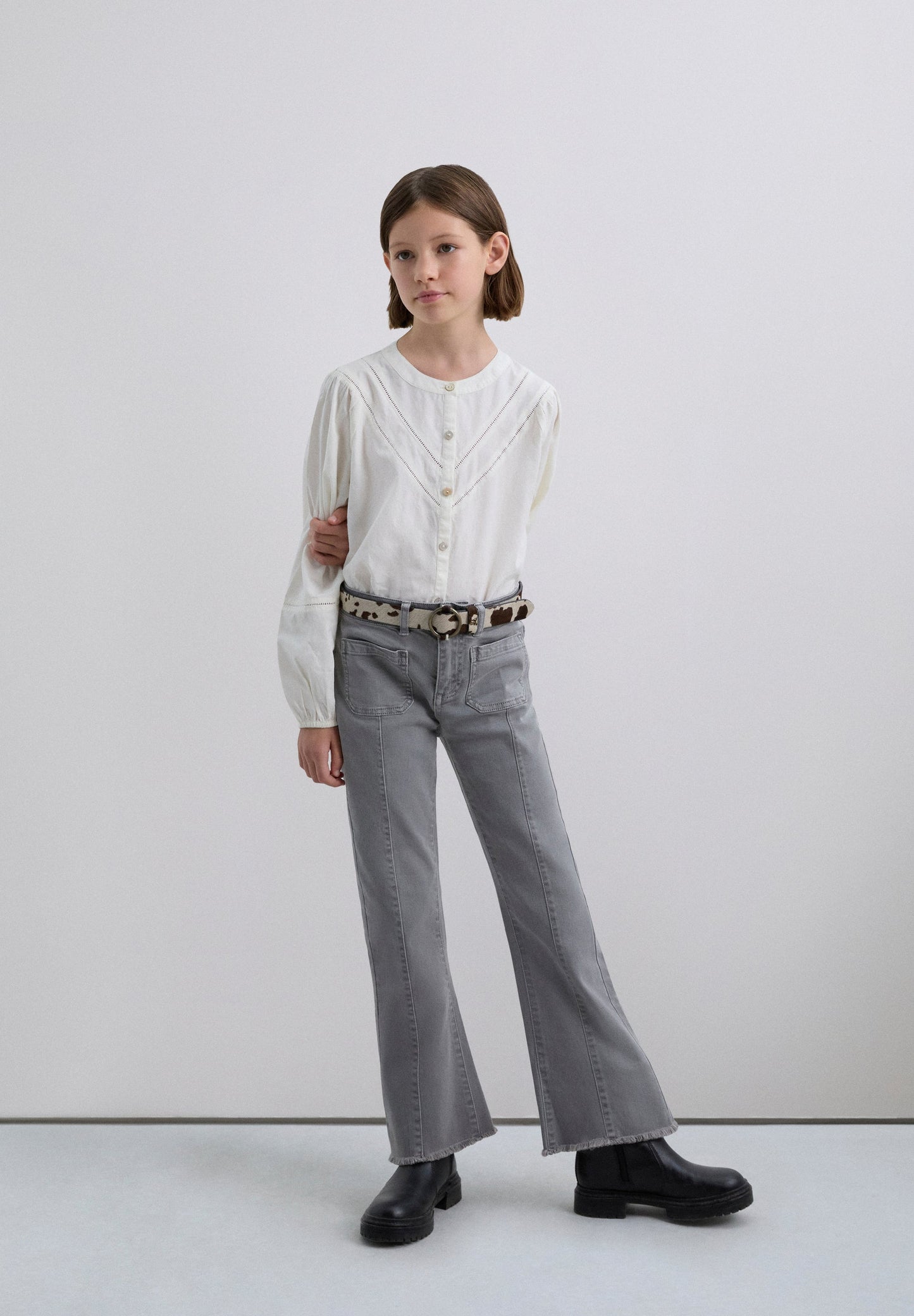 CAMISA ROMÂNTICA COM BORDADOS