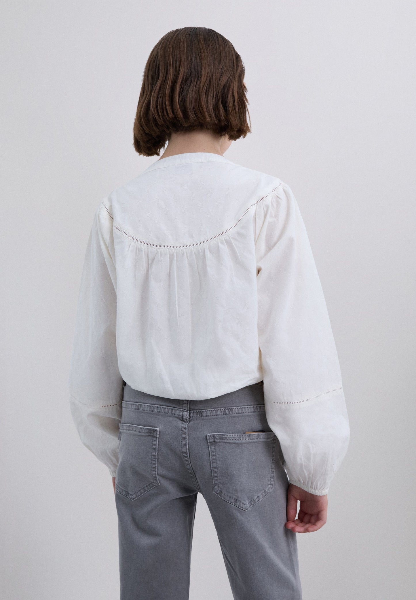 CAMISA ROMÂNTICA COM BORDADOS