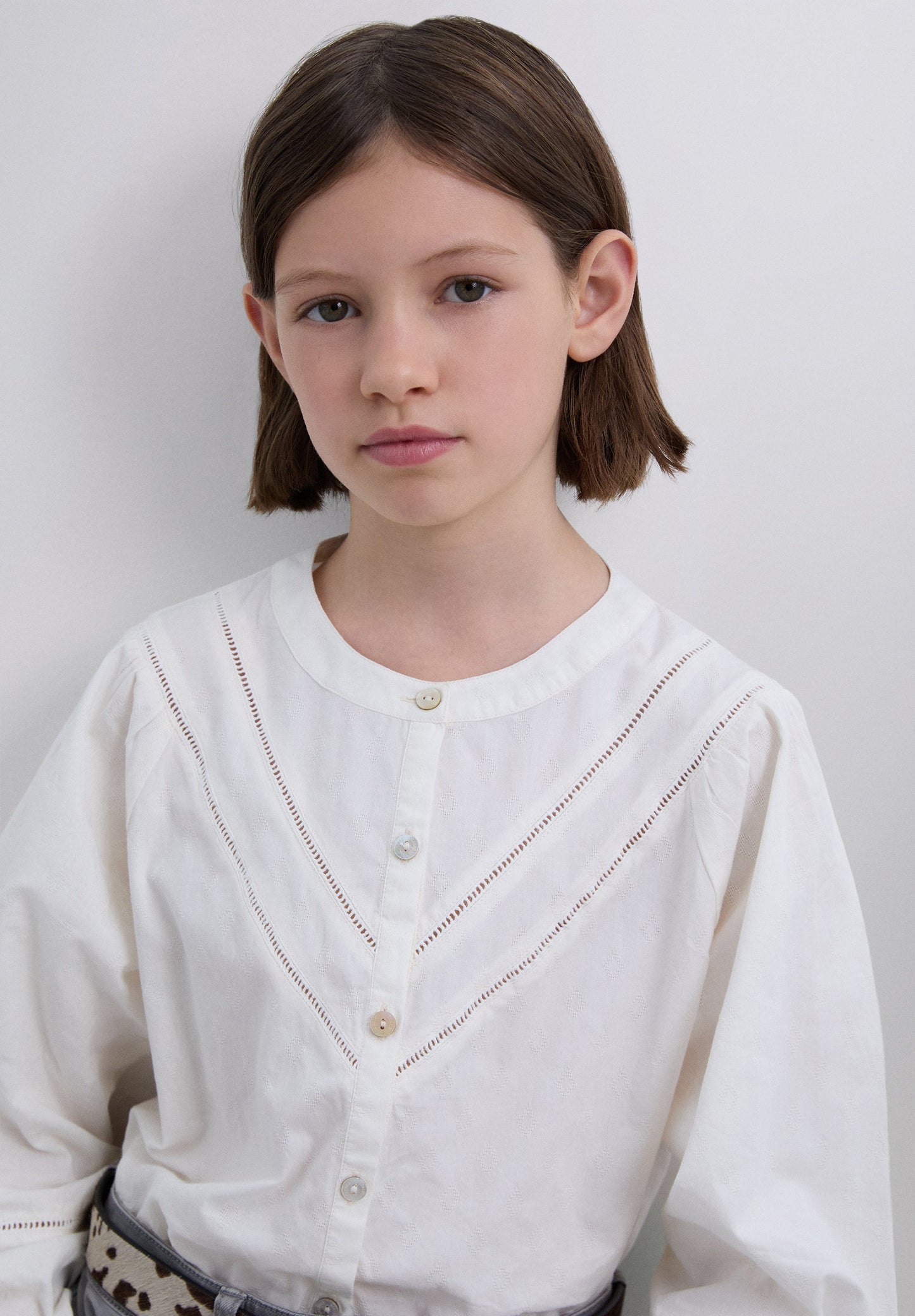 CAMISA ROMÂNTICA COM BORDADOS