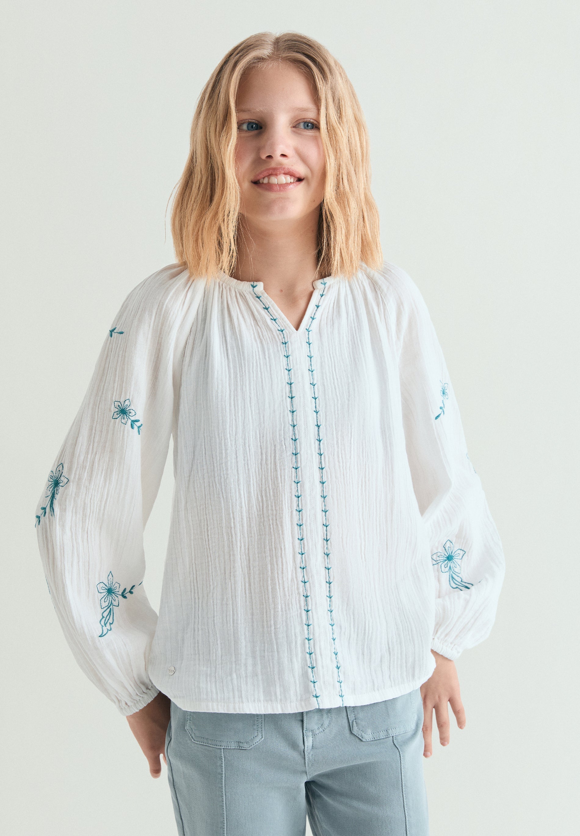 BLUSA PORMENORES BORDADOS