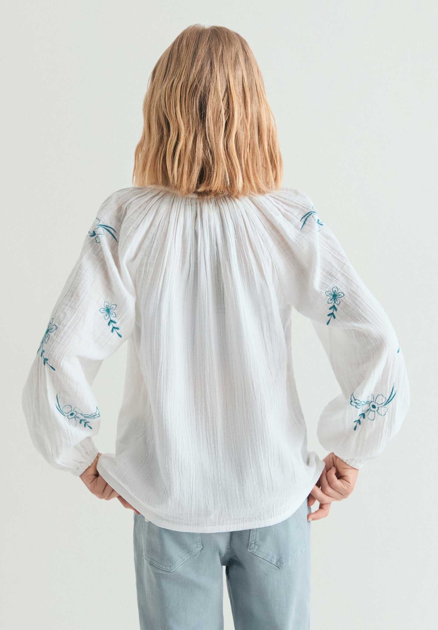 BLUSA PORMENORES BORDADOS