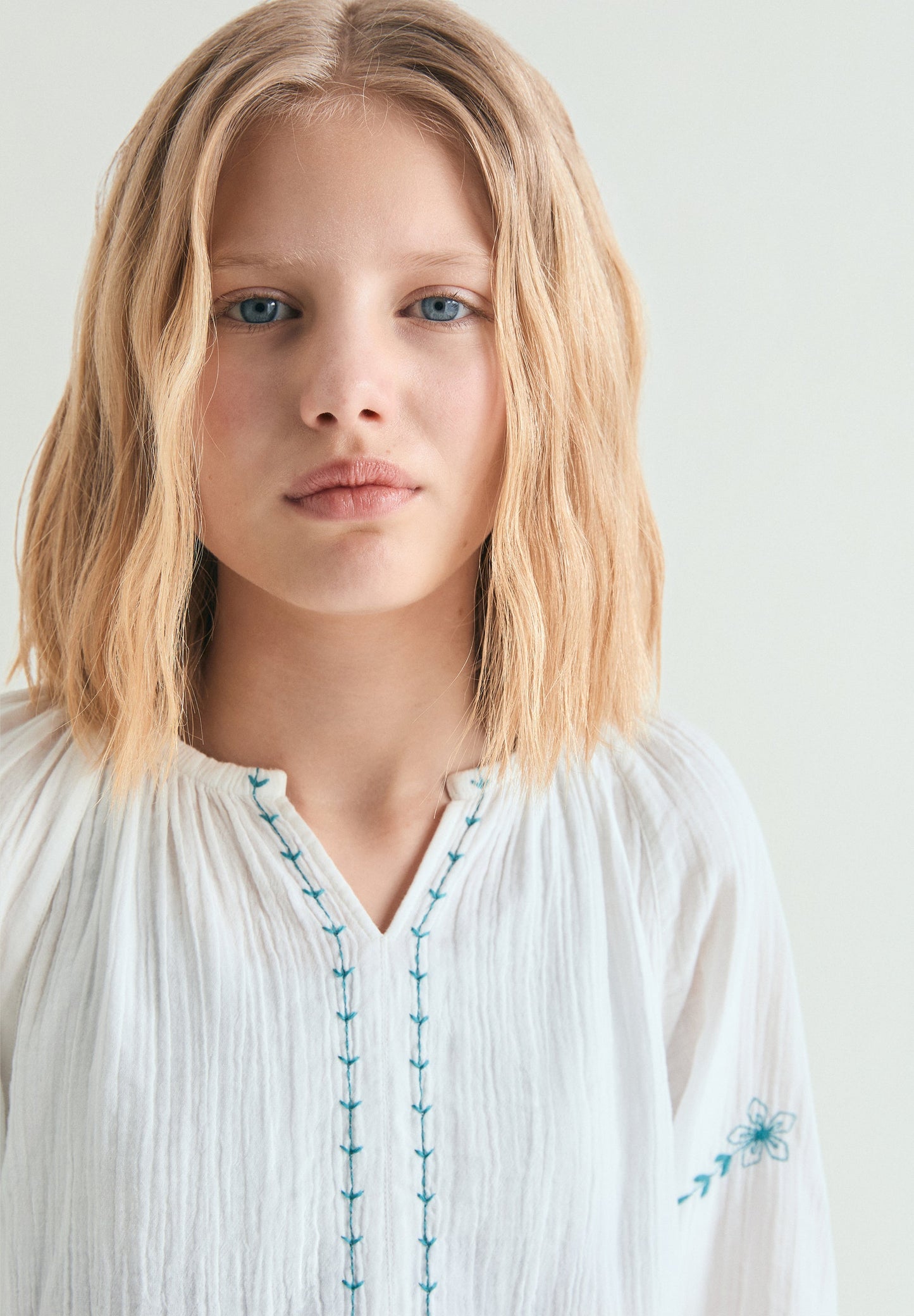 BLUSA PORMENORES BORDADOS