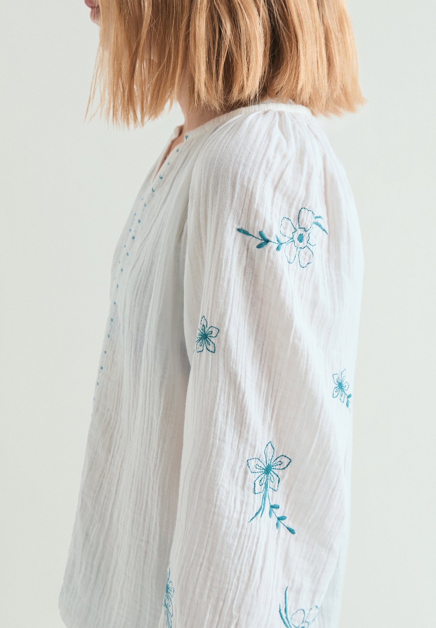 BLUSA PORMENORES BORDADOS
