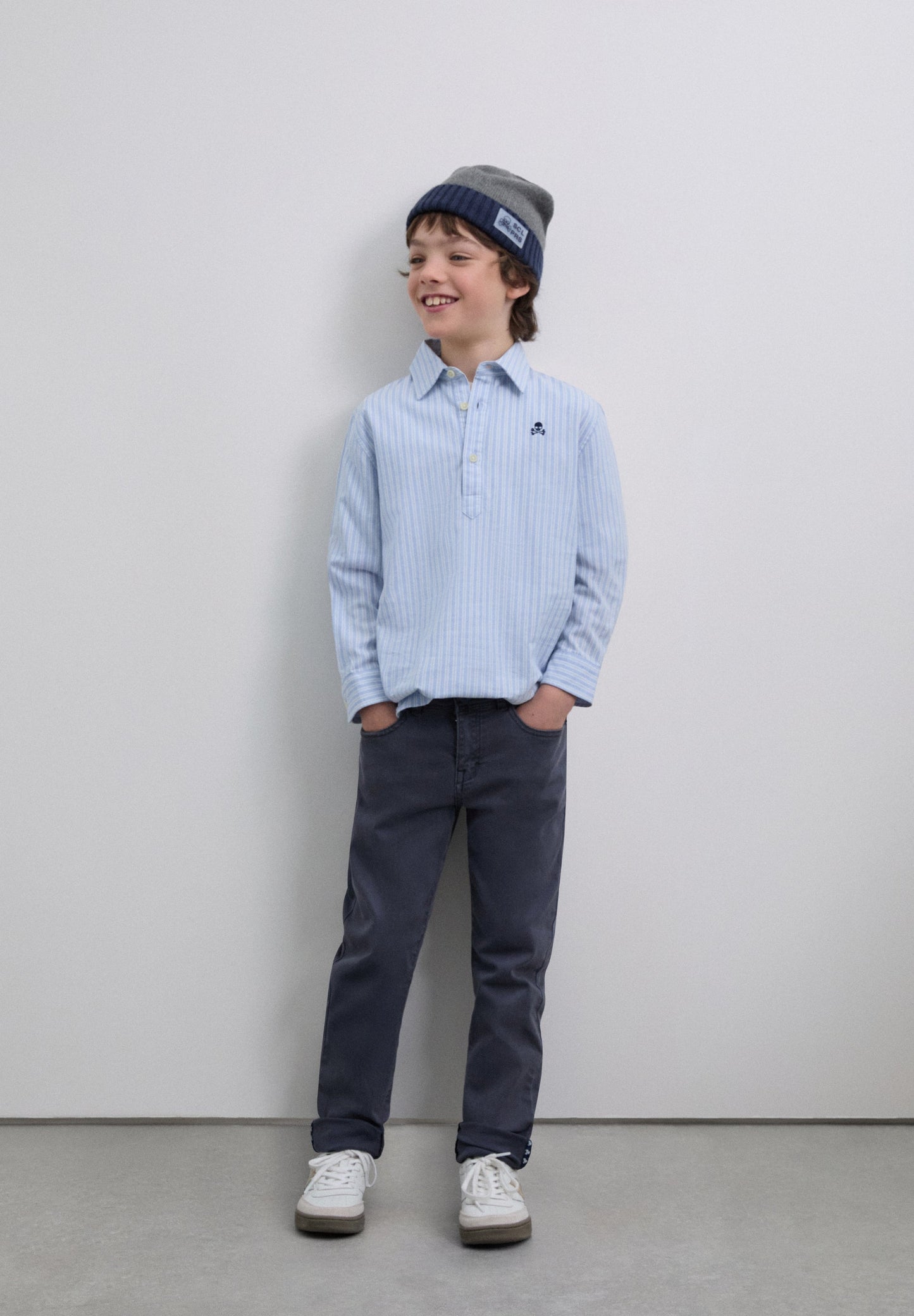 T-SHIRT ÀS RISCAS COM SKULL