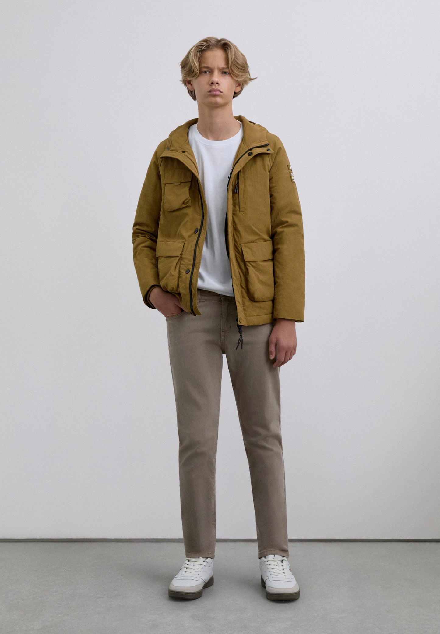 CARDIGAN COM CAPUZ E BOLSOS COM LOGÓTIPO