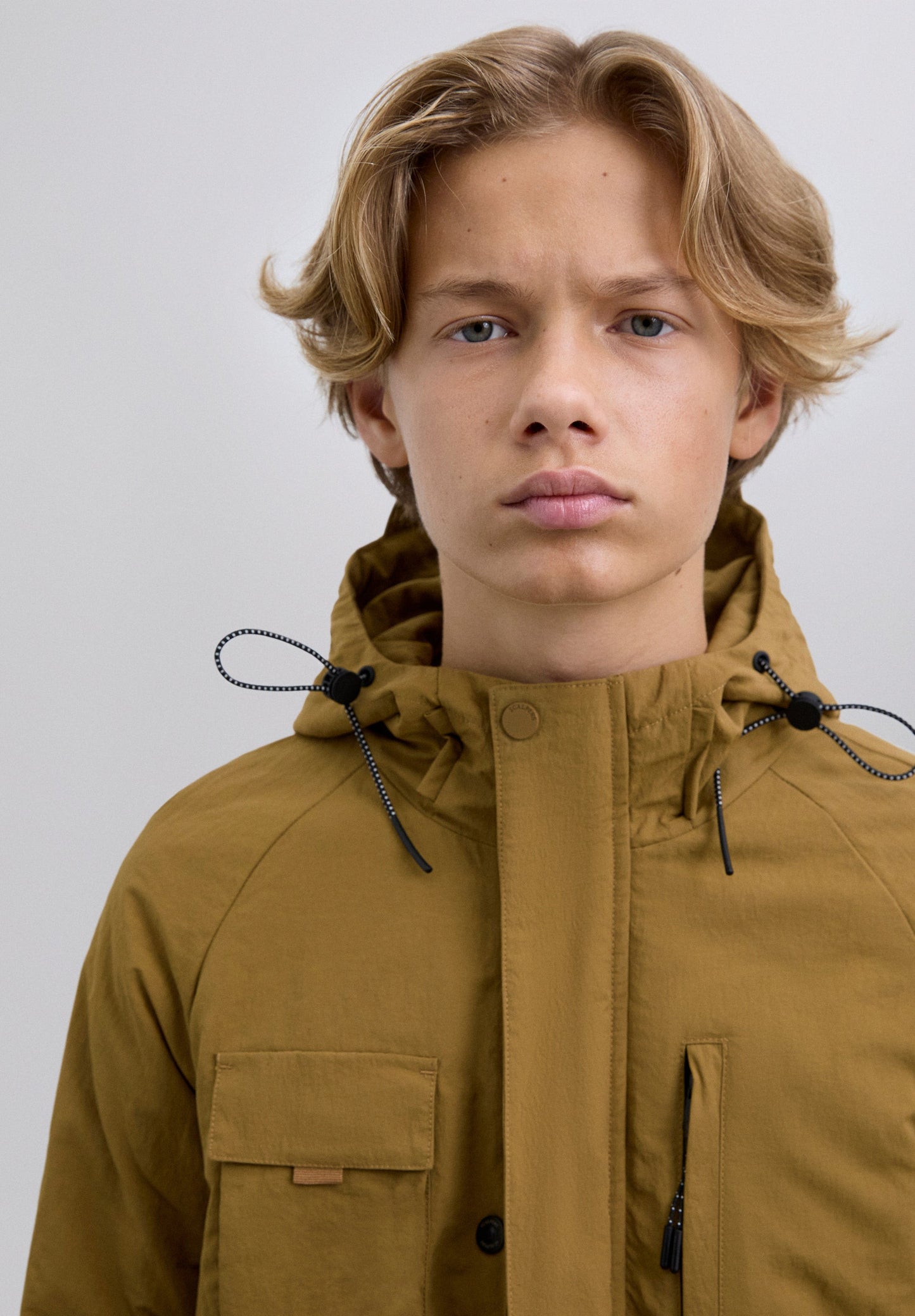 CARDIGAN COM CAPUZ E BOLSOS COM LOGÓTIPO