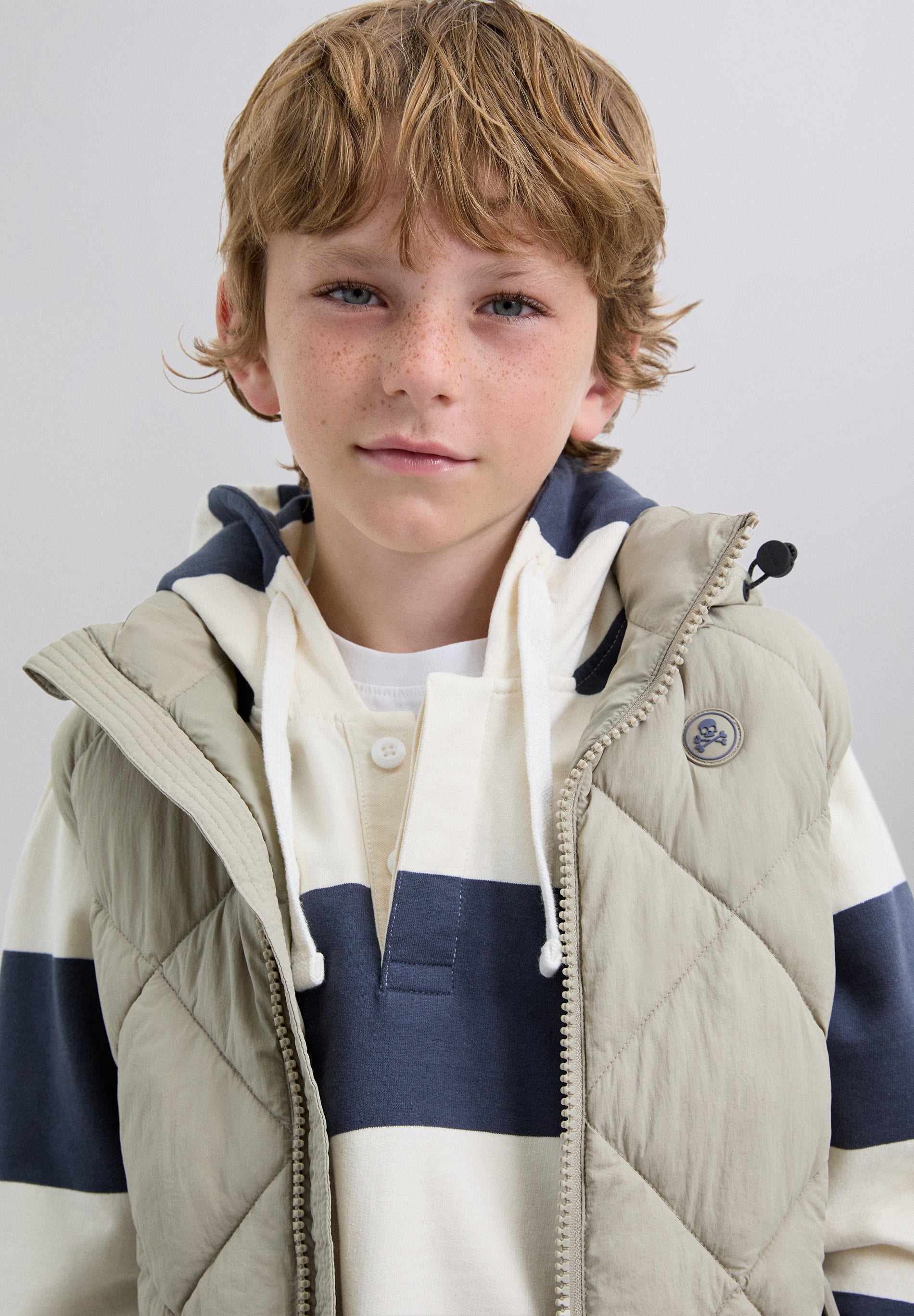 COLETE ACOLCHOADO COM CAPUZ SKULL