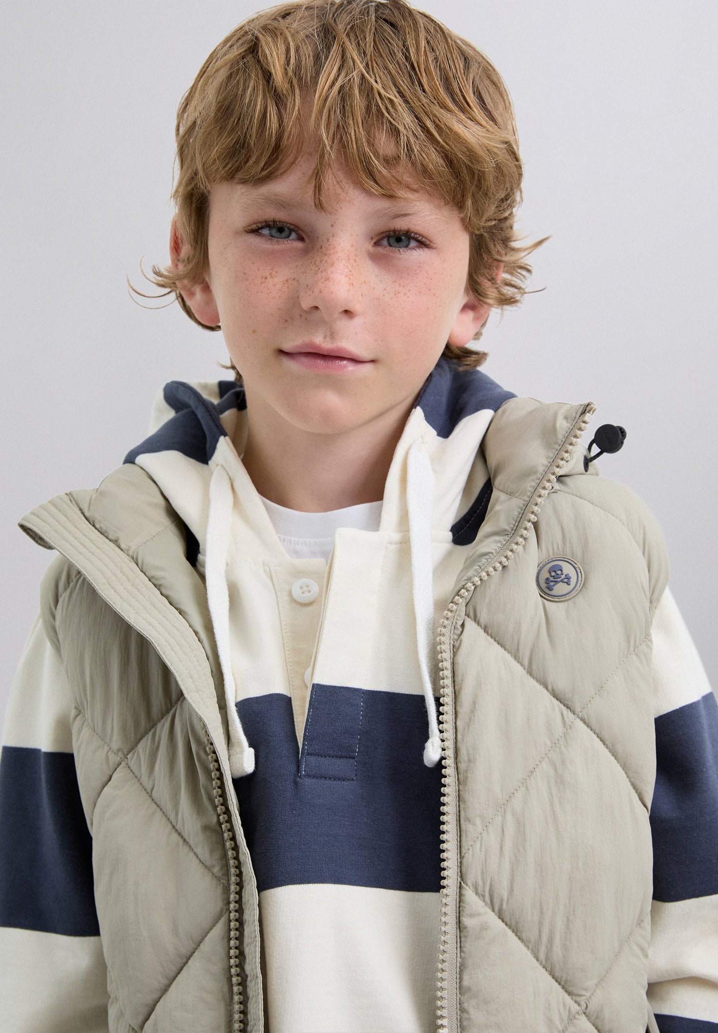 COLETE ACOLCHOADO COM CAPUZ SKULL