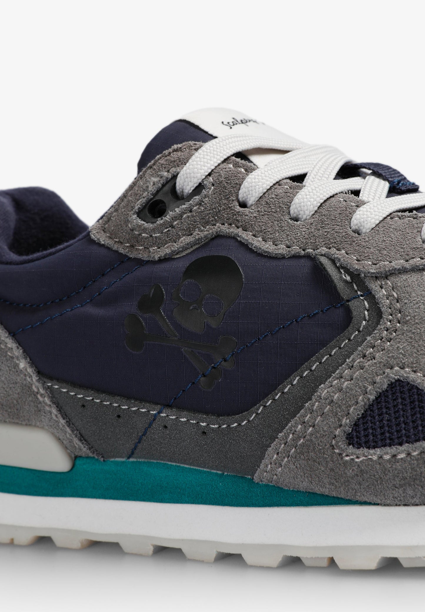 SAPATILHAS EM PELE COM SKULL LATERAL