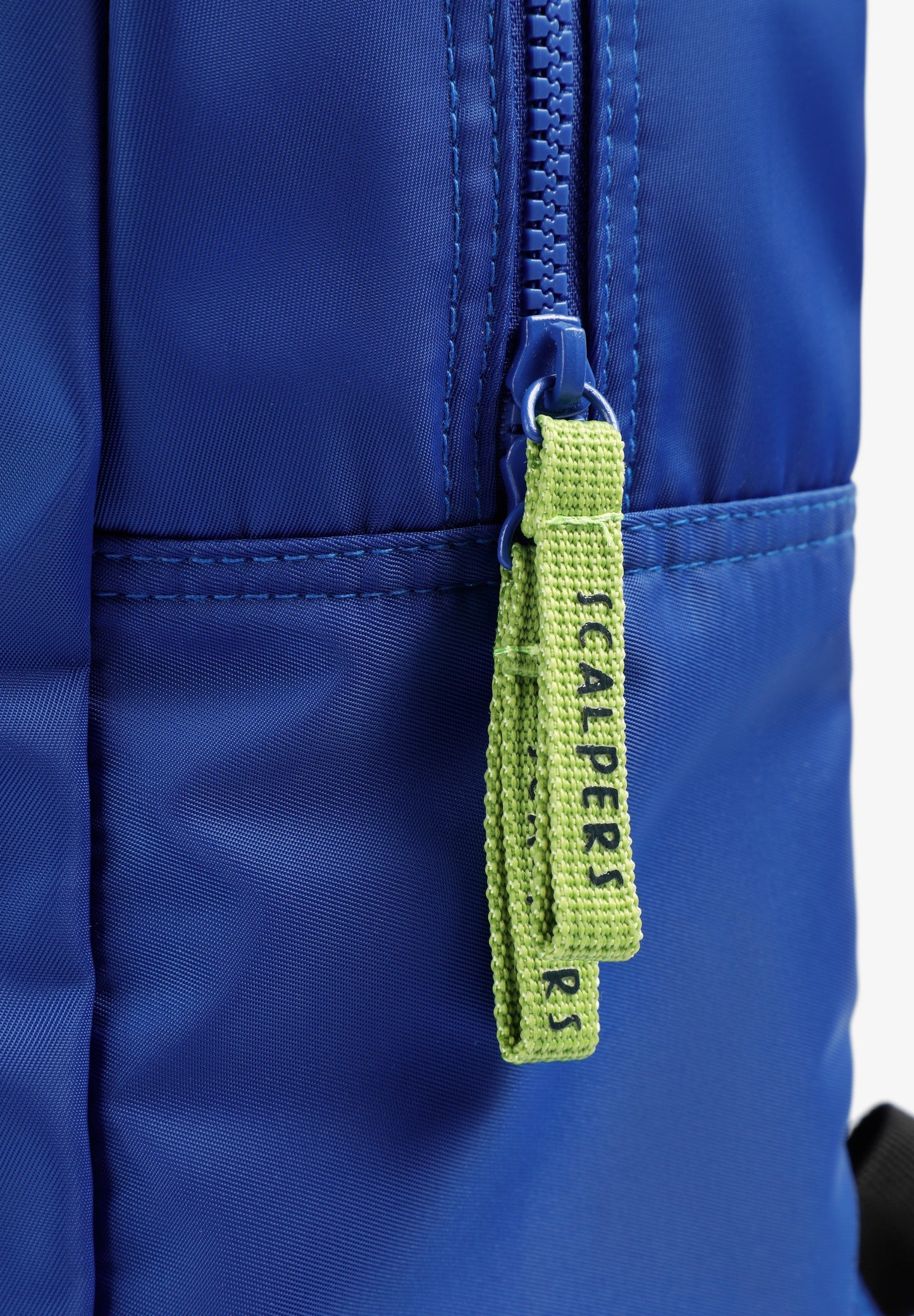 MOCHILA COM PADRÃO E LOGÓTIPO