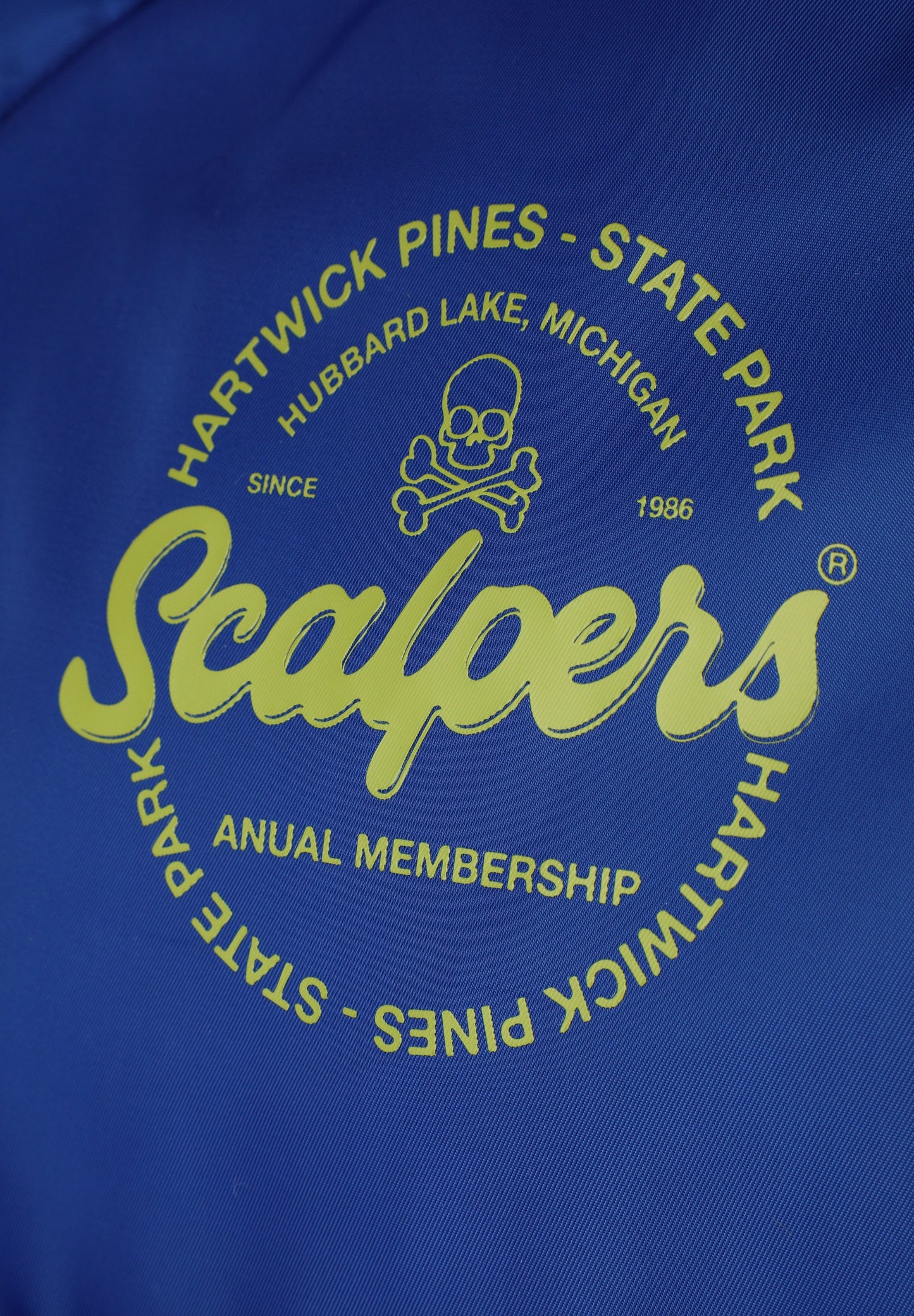 MOCHILA COM PADRÃO E LOGÓTIPO