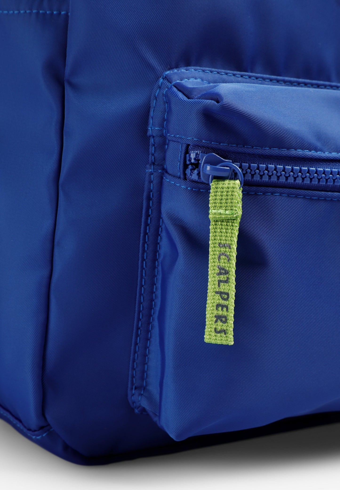 MOCHILA COM PADRÃO E LOGÓTIPO