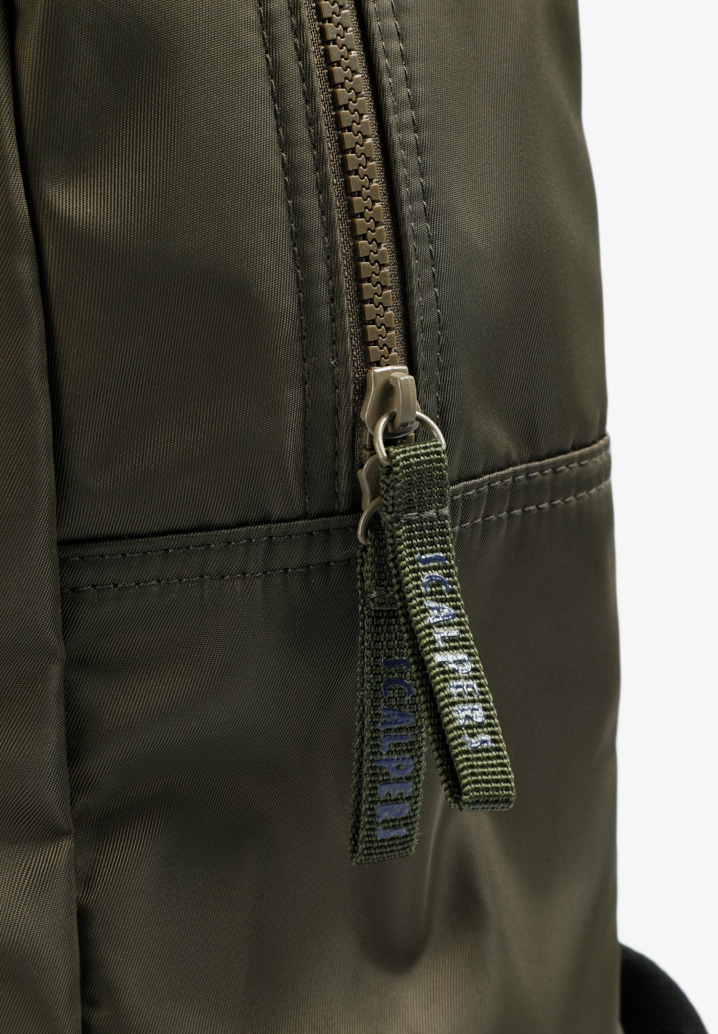 MOCHILA COM PADRÃO E LOGÓTIPO