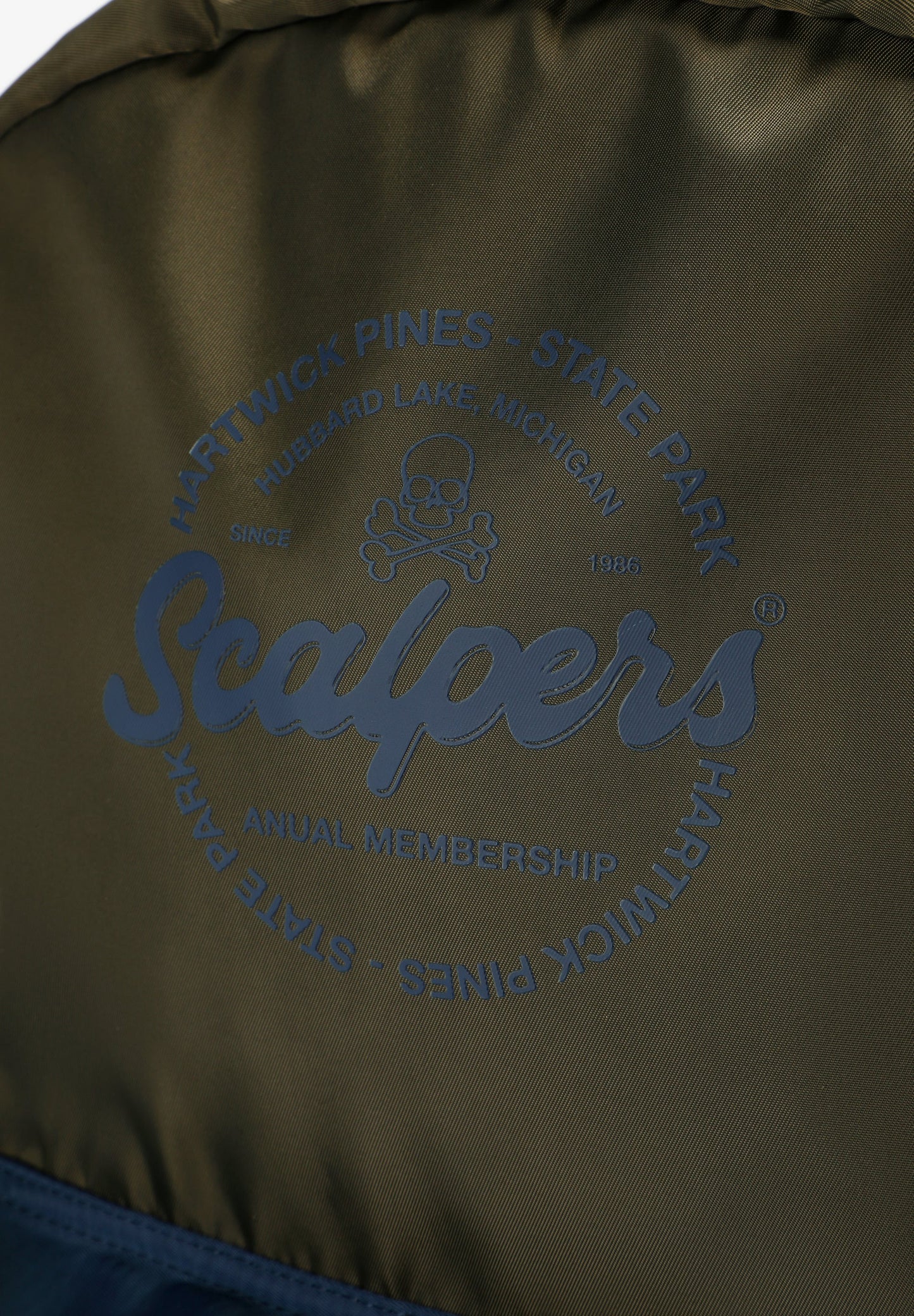 MOCHILA COM PADRÃO E LOGÓTIPO