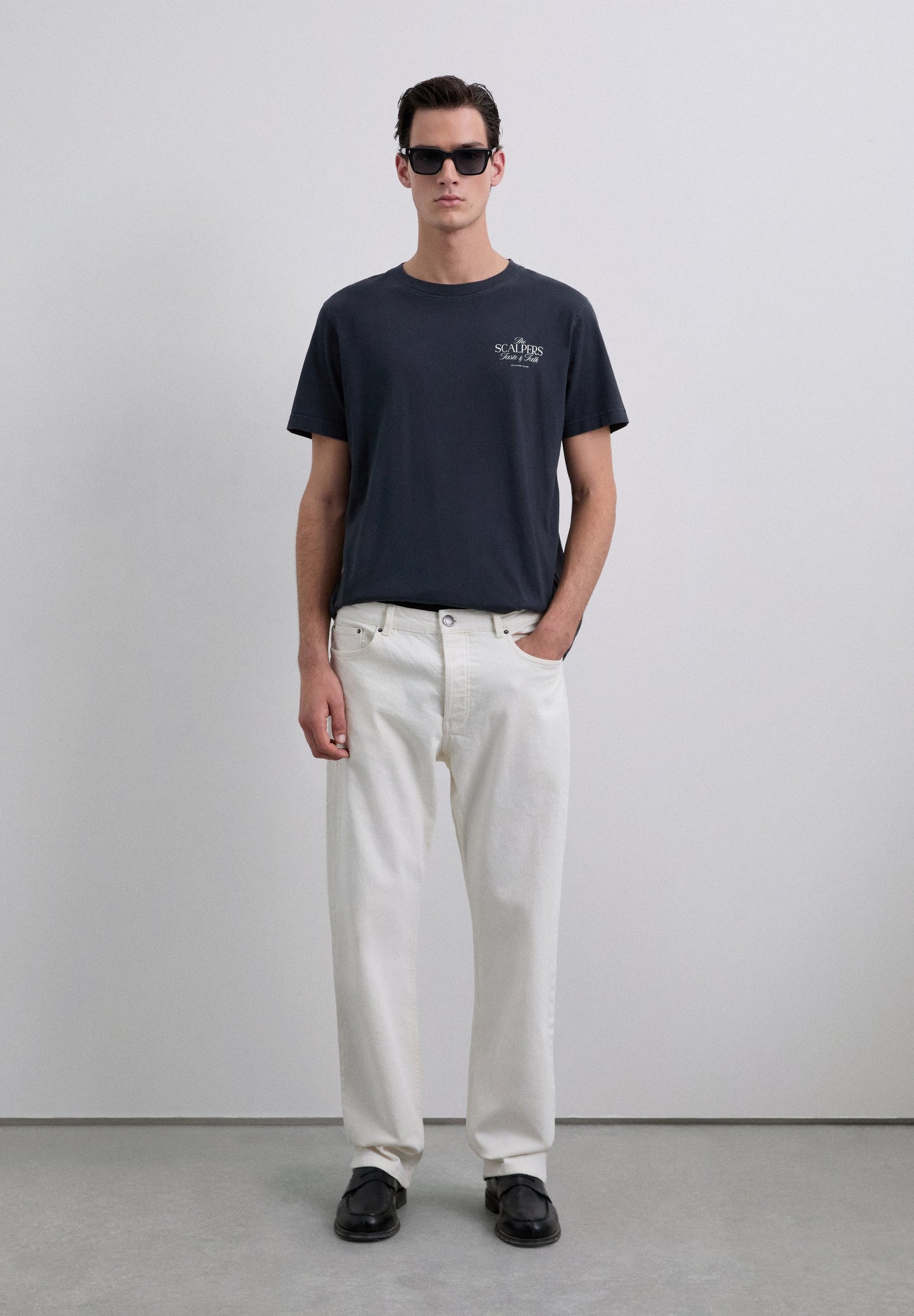 T-SHIRT COM PADRÃO DE LOGÓTIPO