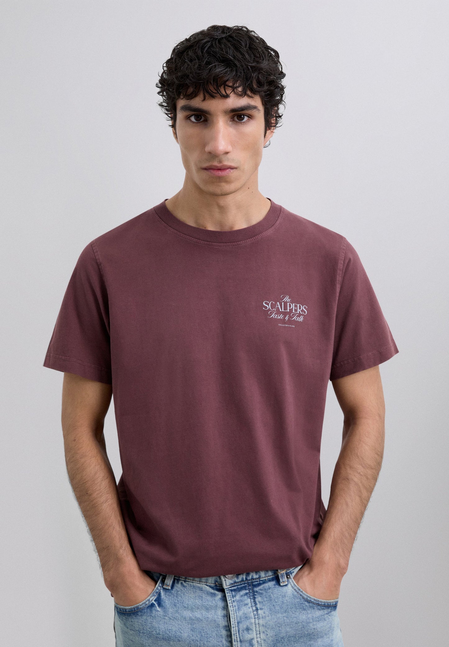 T-SHIRT COM PADRÃO DE LOGÓTIPO