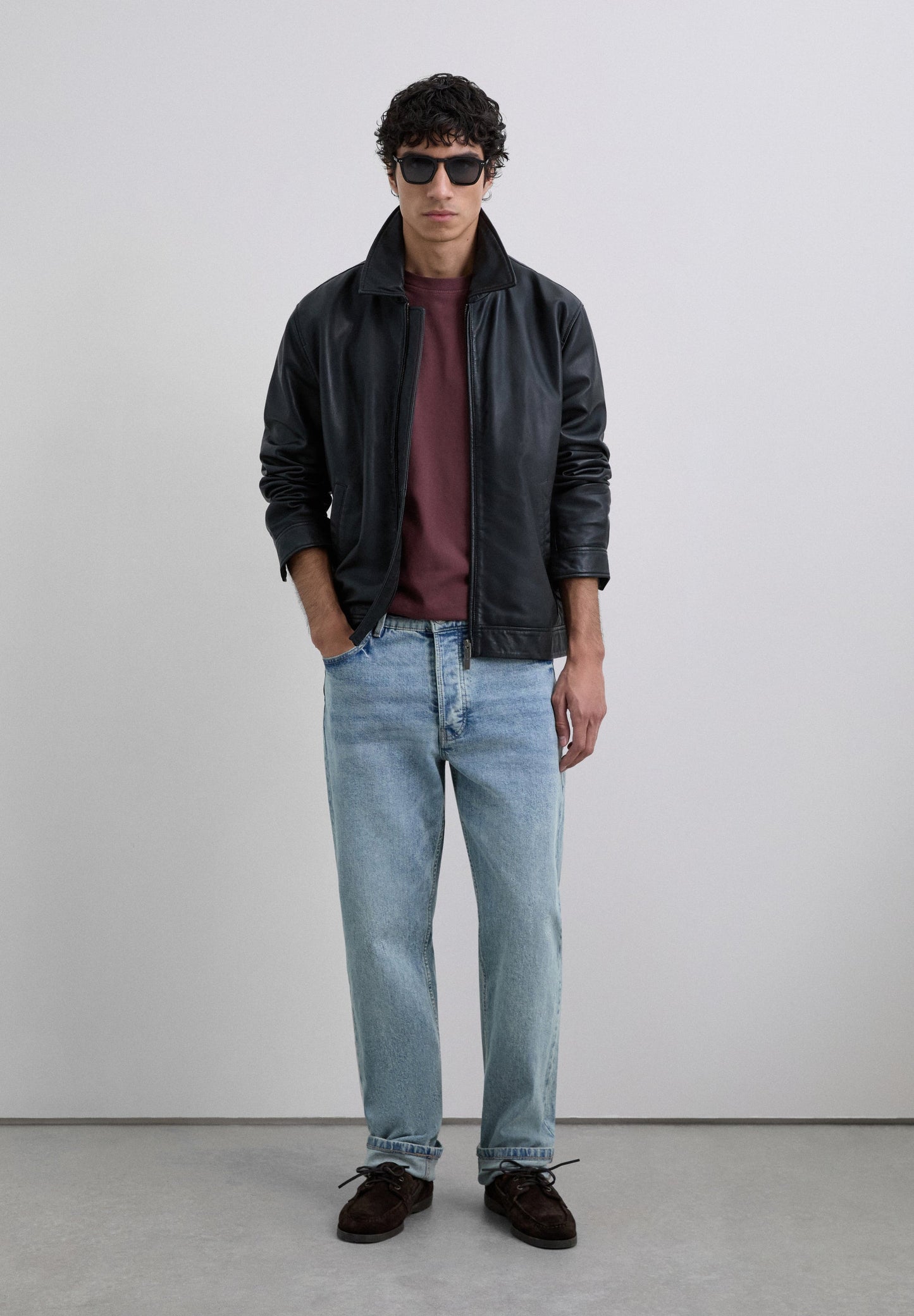 T-SHIRT COM PADRÃO DE LOGÓTIPO