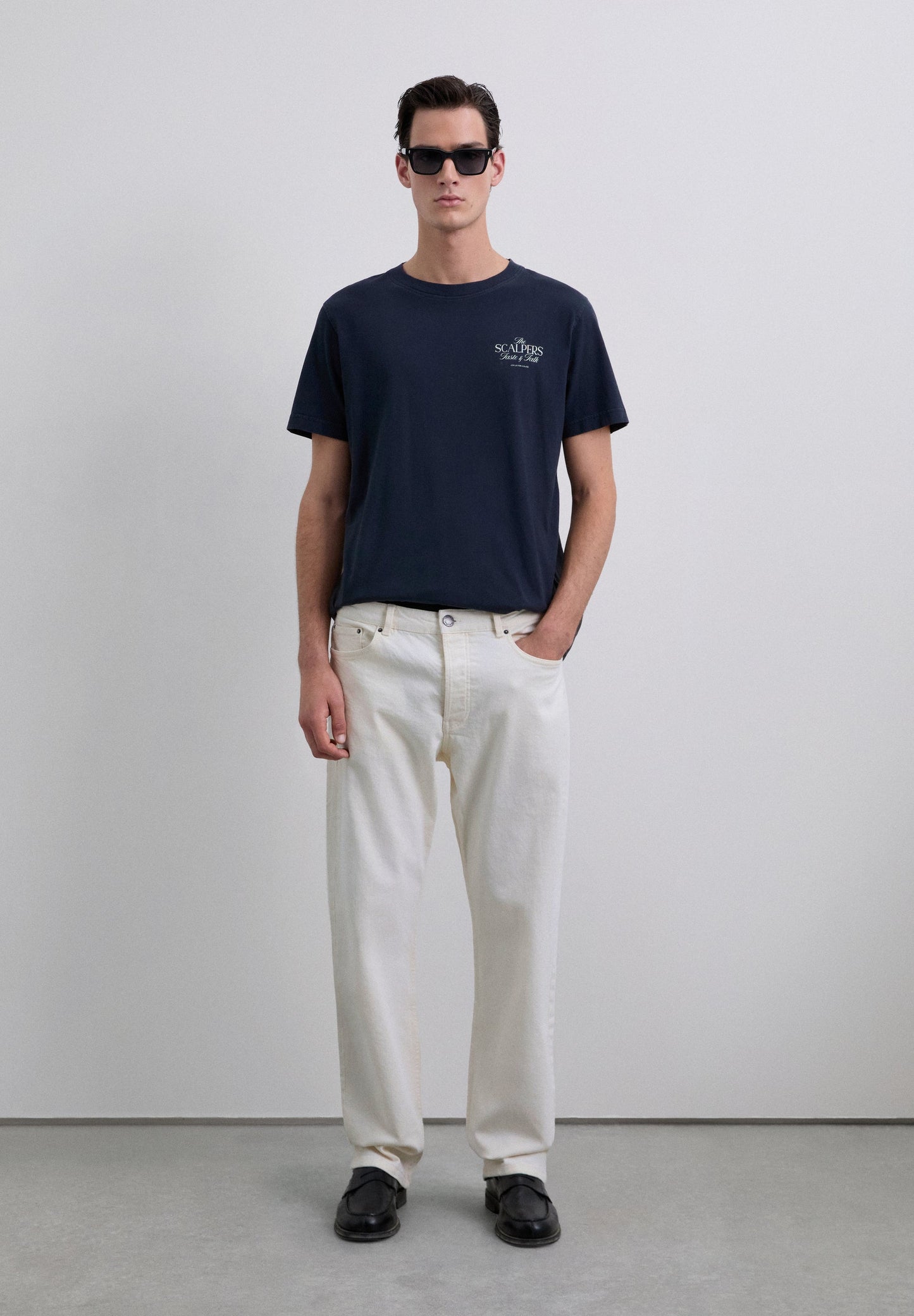 T-SHIRT COM PADRÃO DE LOGÓTIPO