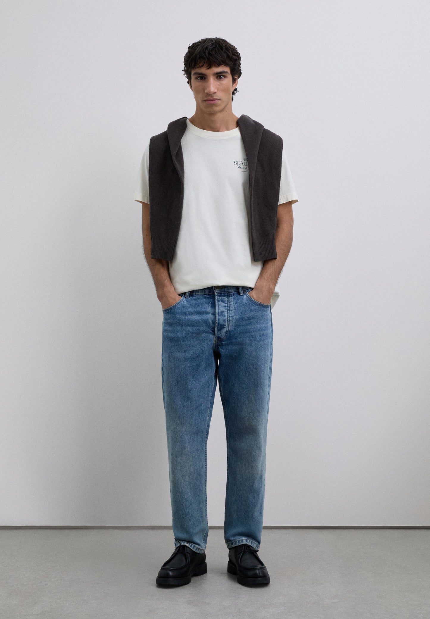 T-SHIRT COM PADRÃO DE LOGÓTIPO