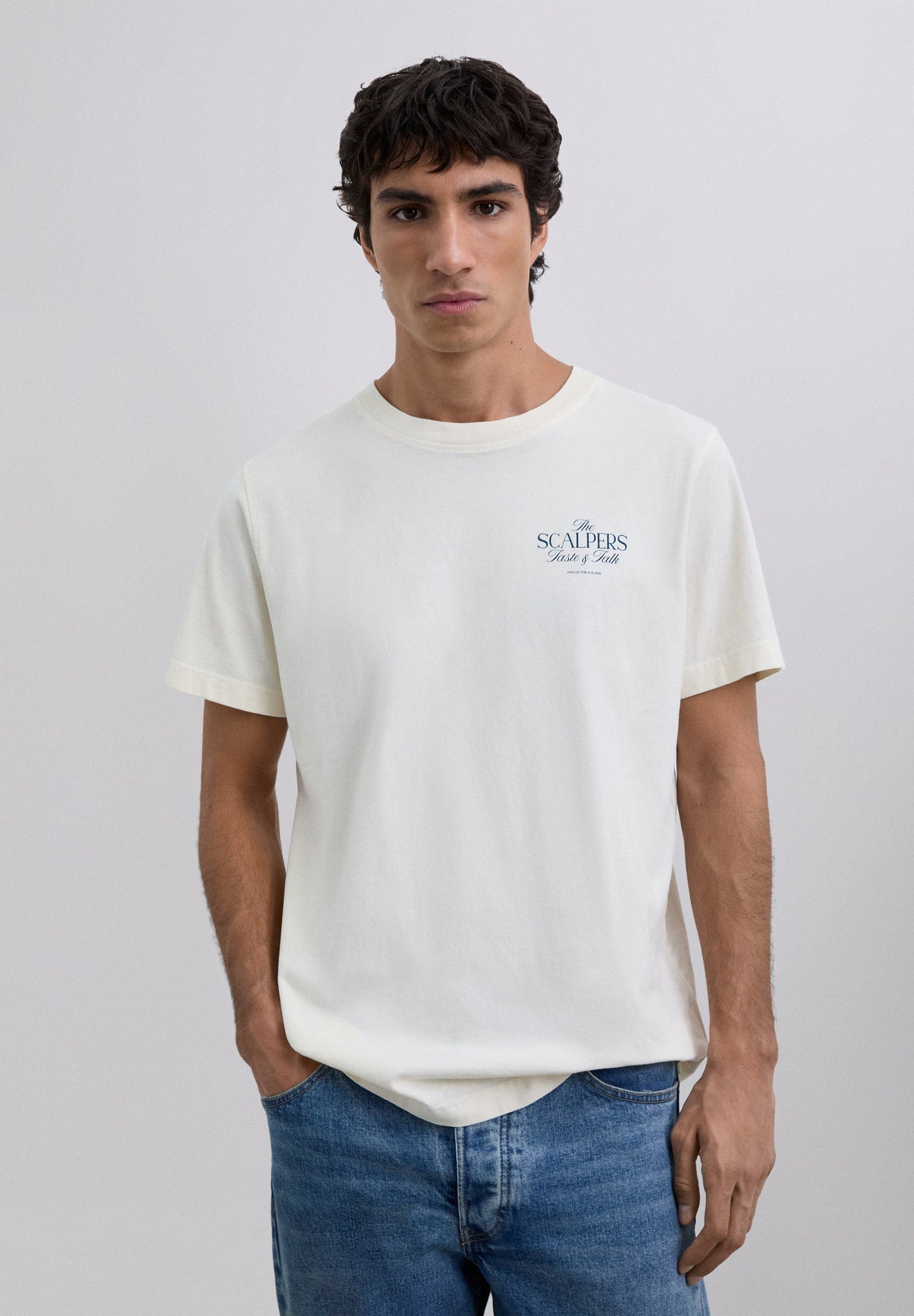 T-SHIRT COM PADRÃO DE LOGÓTIPO