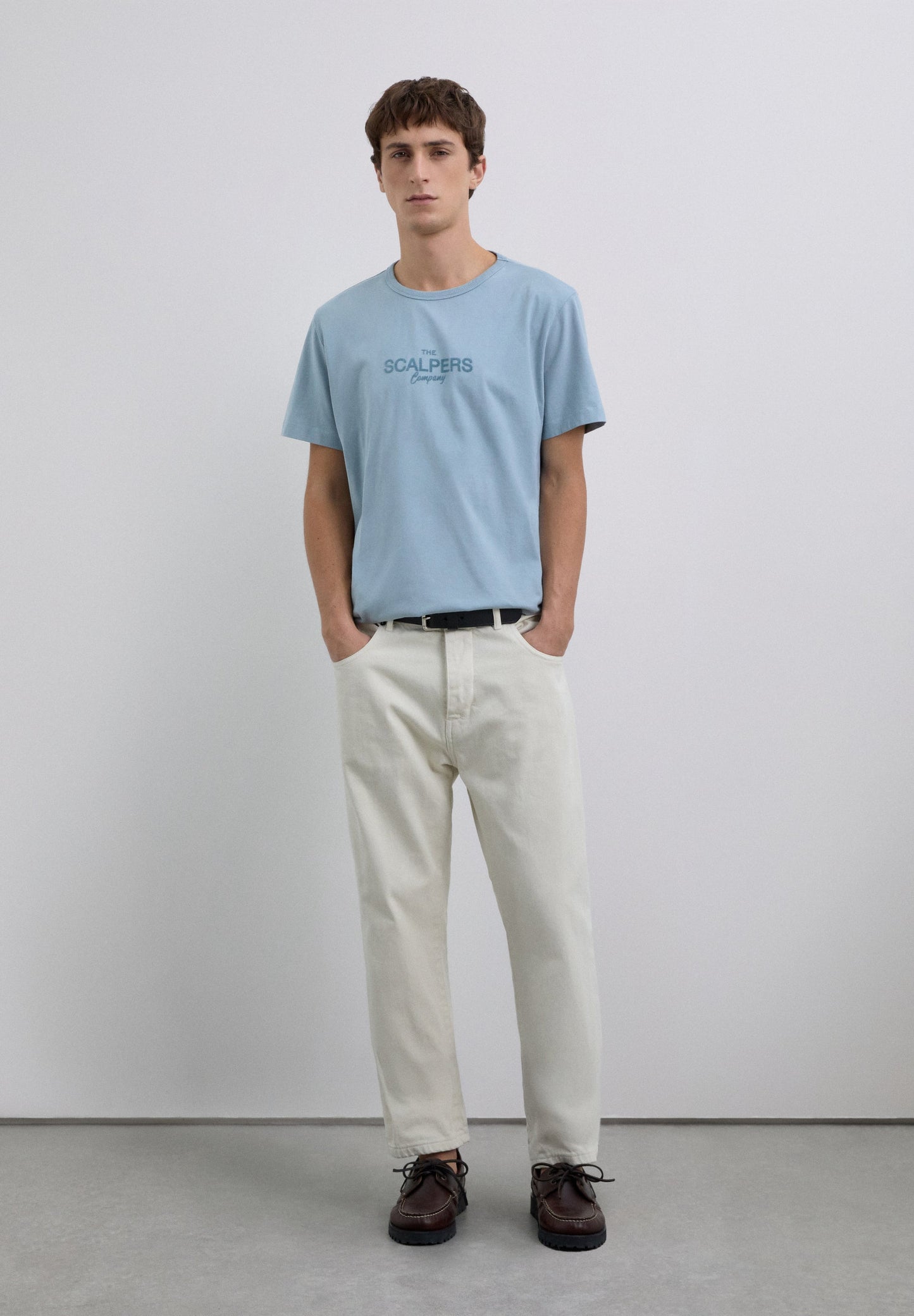 T-SHIRT COM LOGÓTIPO À FRENTE