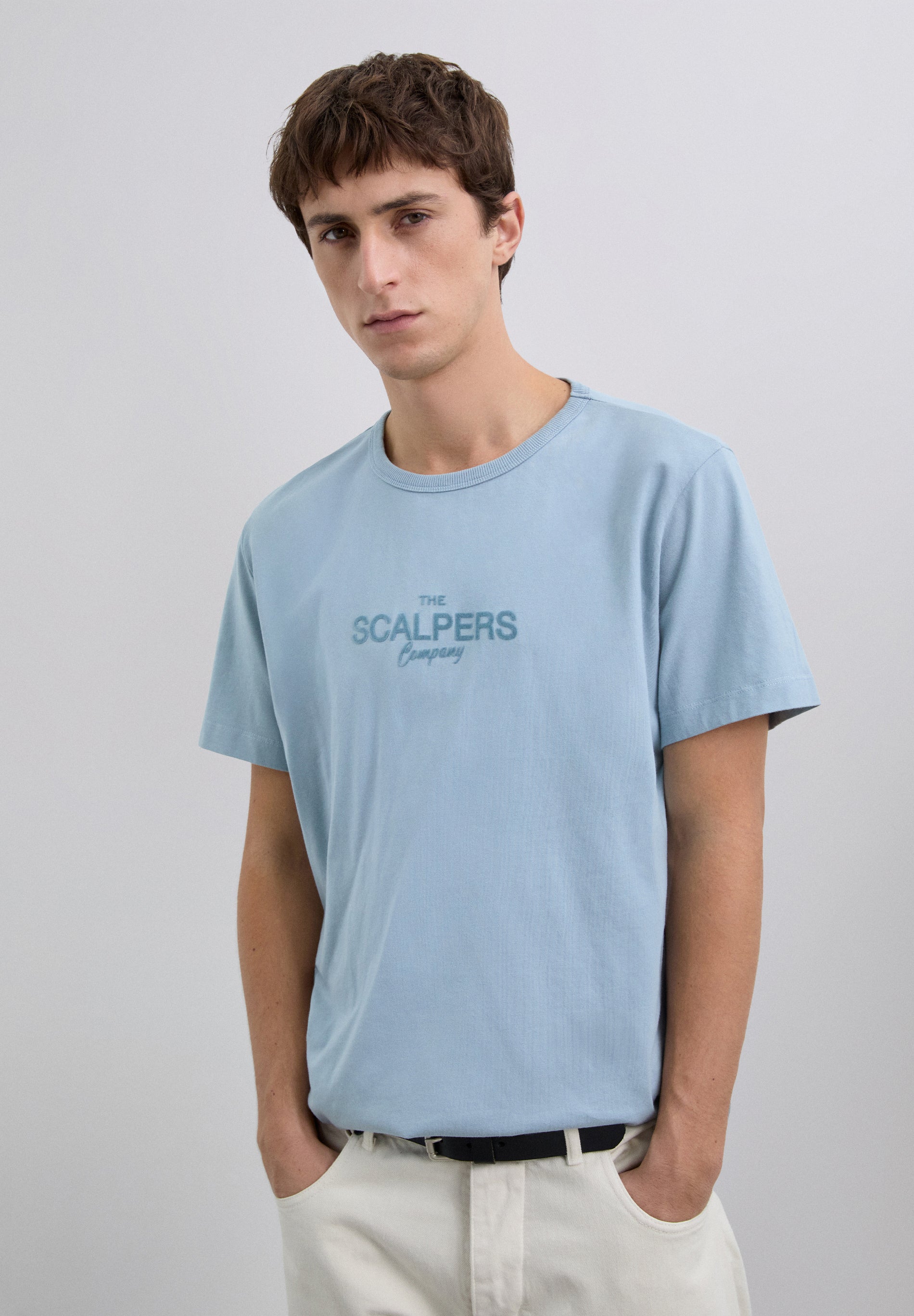 T-SHIRT COM LOGÓTIPO À FRENTE