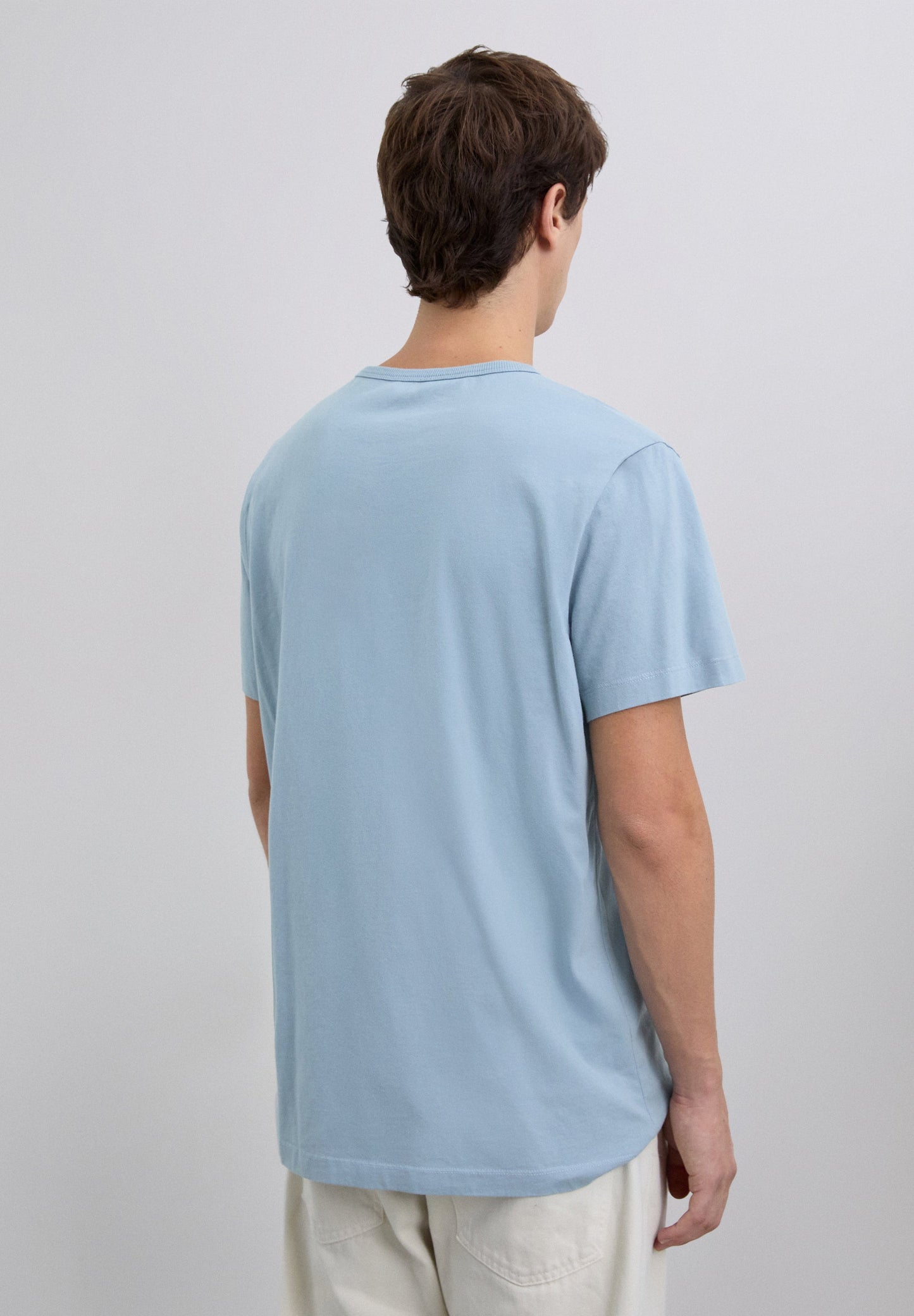 T-SHIRT COM LOGÓTIPO À FRENTE