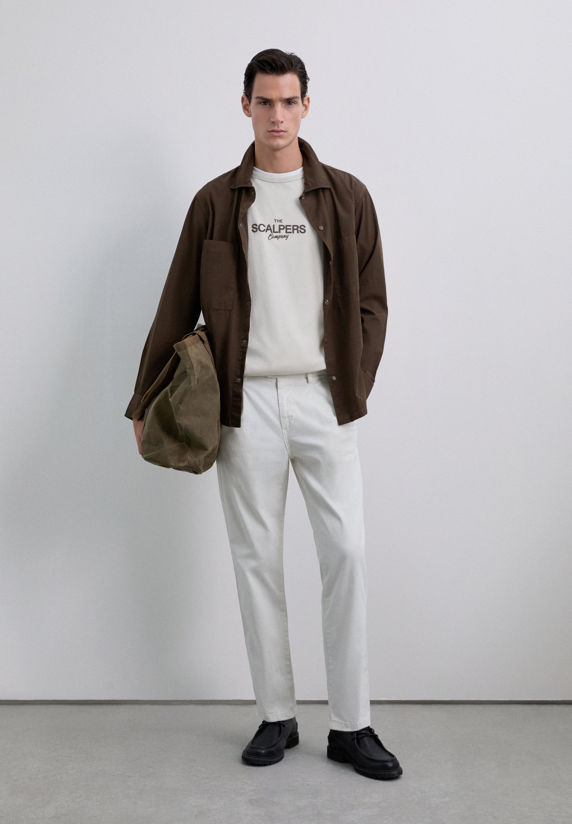 T-SHIRT COM LOGÓTIPO À FRENTE