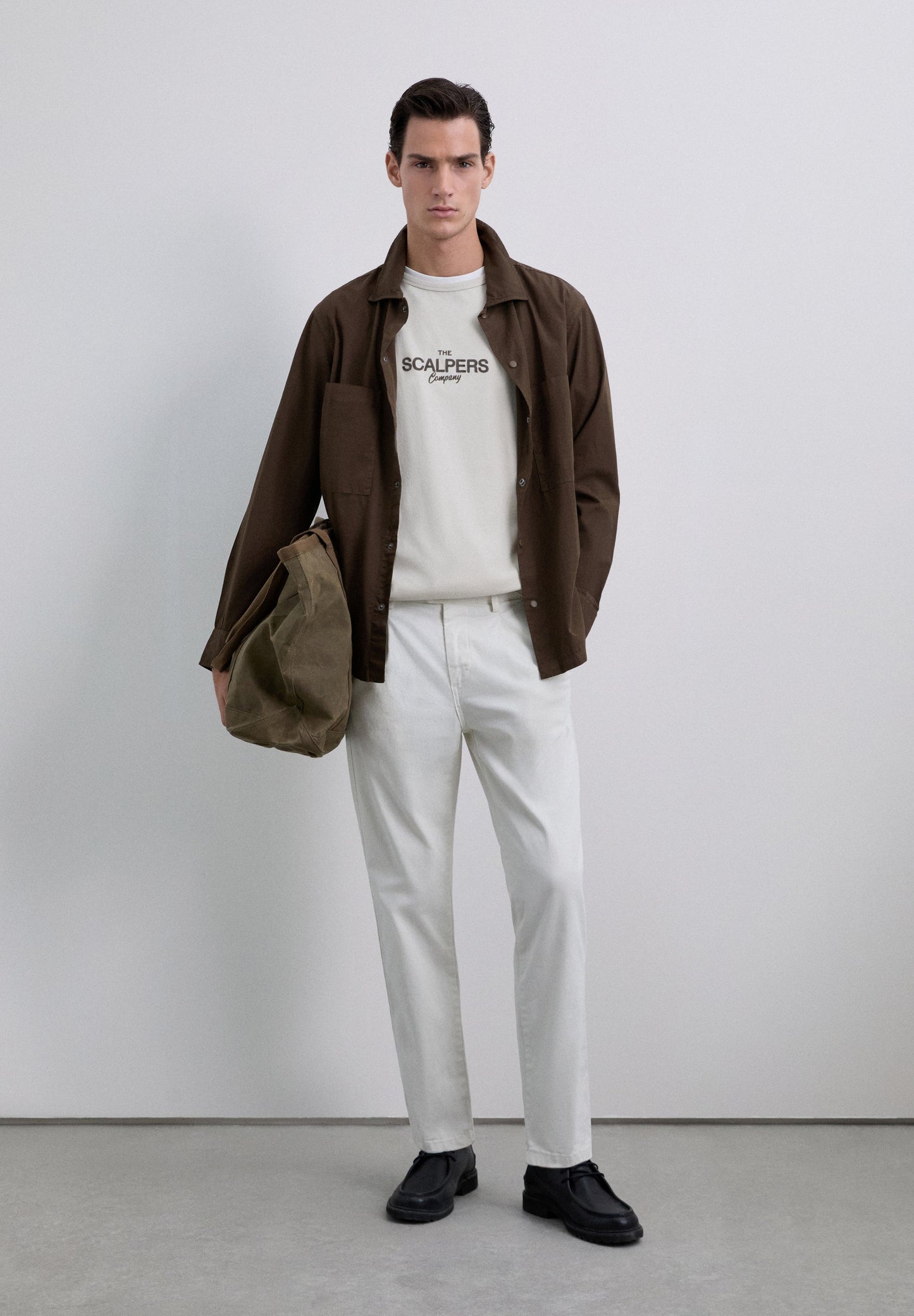 T-SHIRT COM LOGÓTIPO À FRENTE