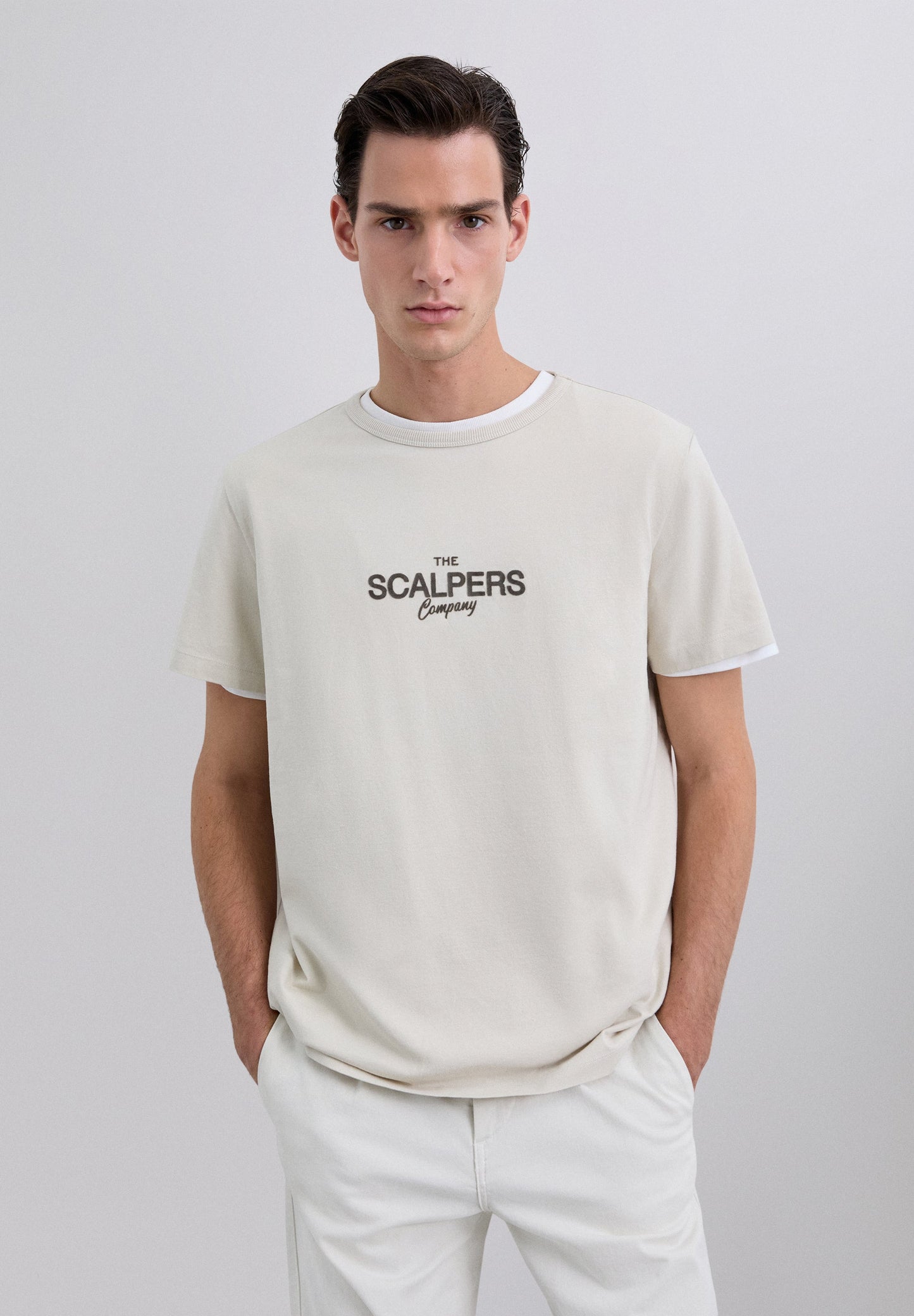 T-SHIRT COM LOGÓTIPO À FRENTE