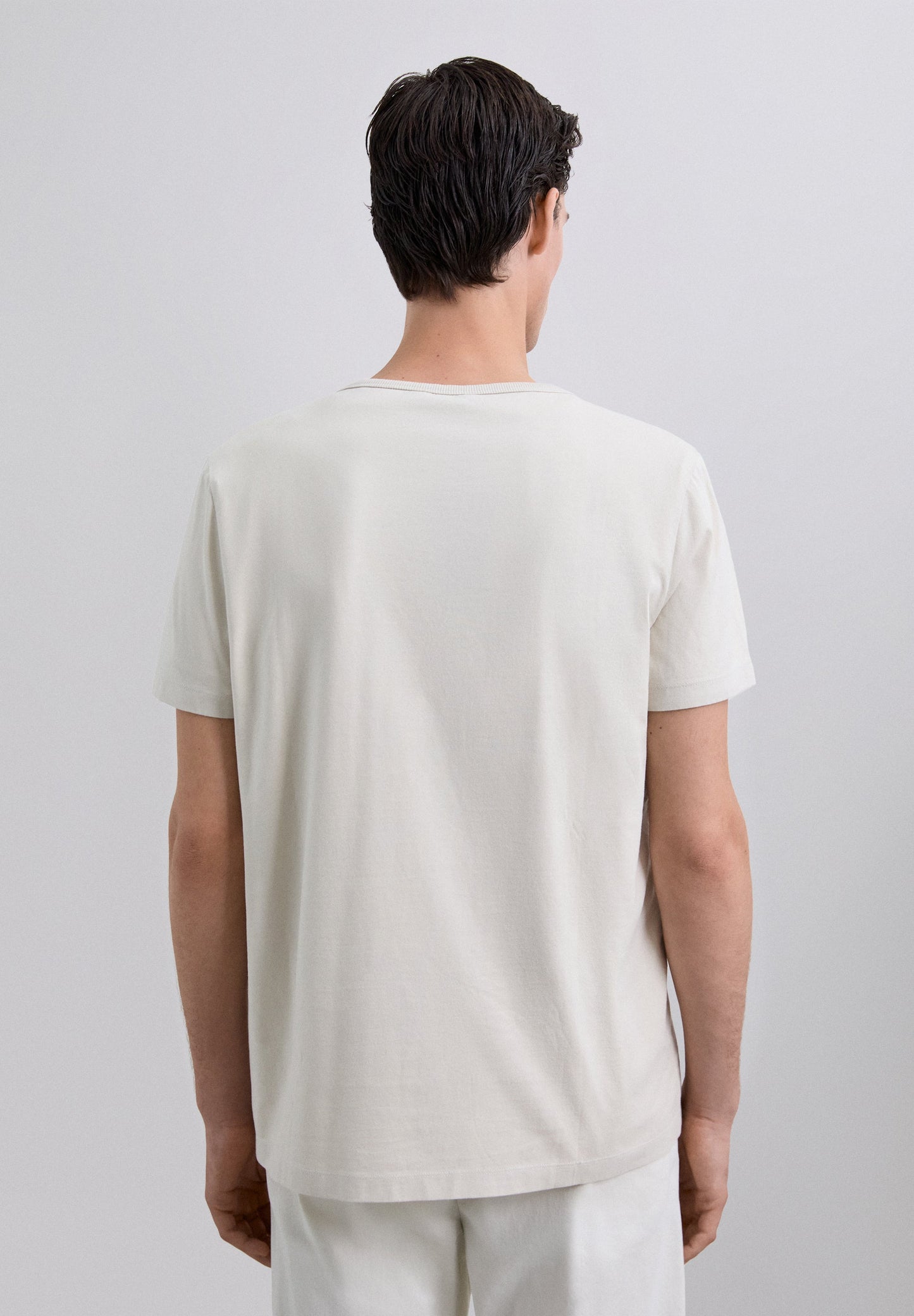 T-SHIRT COM LOGÓTIPO À FRENTE