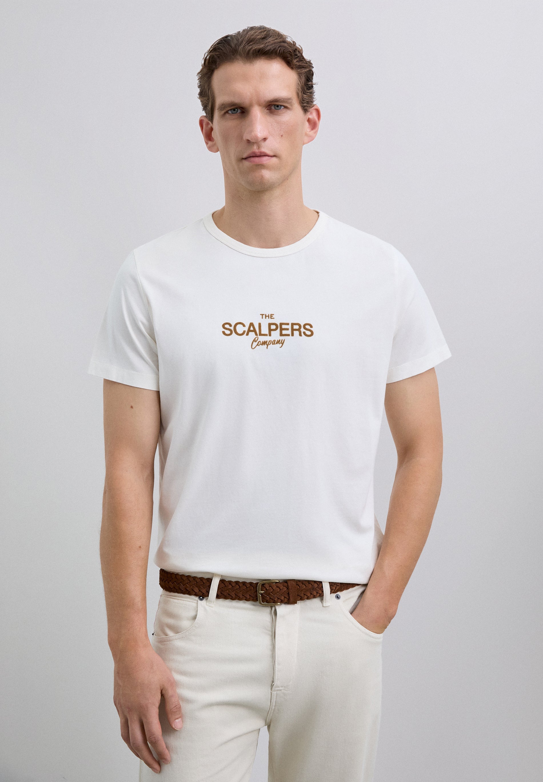 T-SHIRT COM LOGÓTIPO À FRENTE
