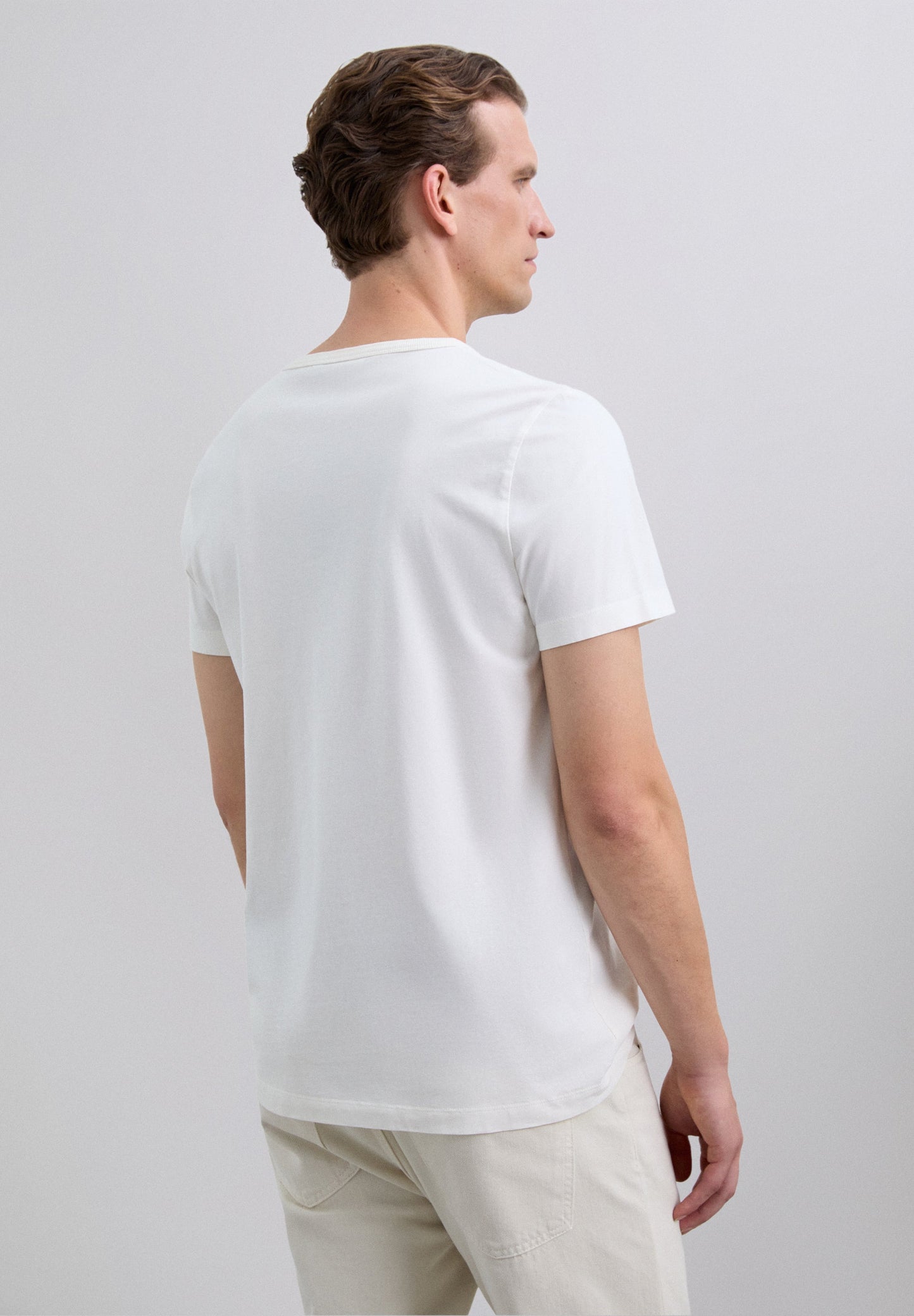 T-SHIRT COM LOGÓTIPO À FRENTE
