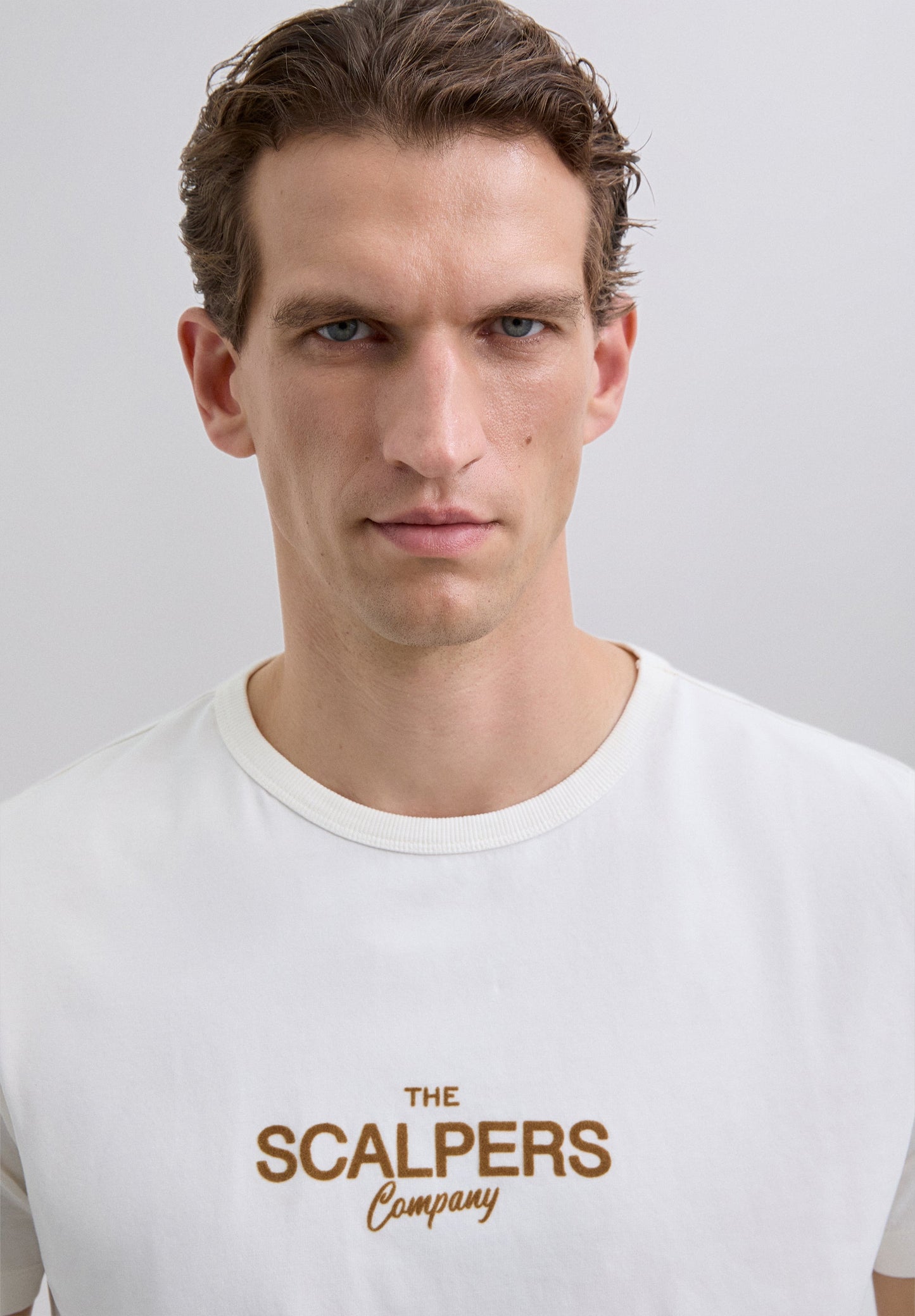 T-SHIRT COM LOGÓTIPO À FRENTE