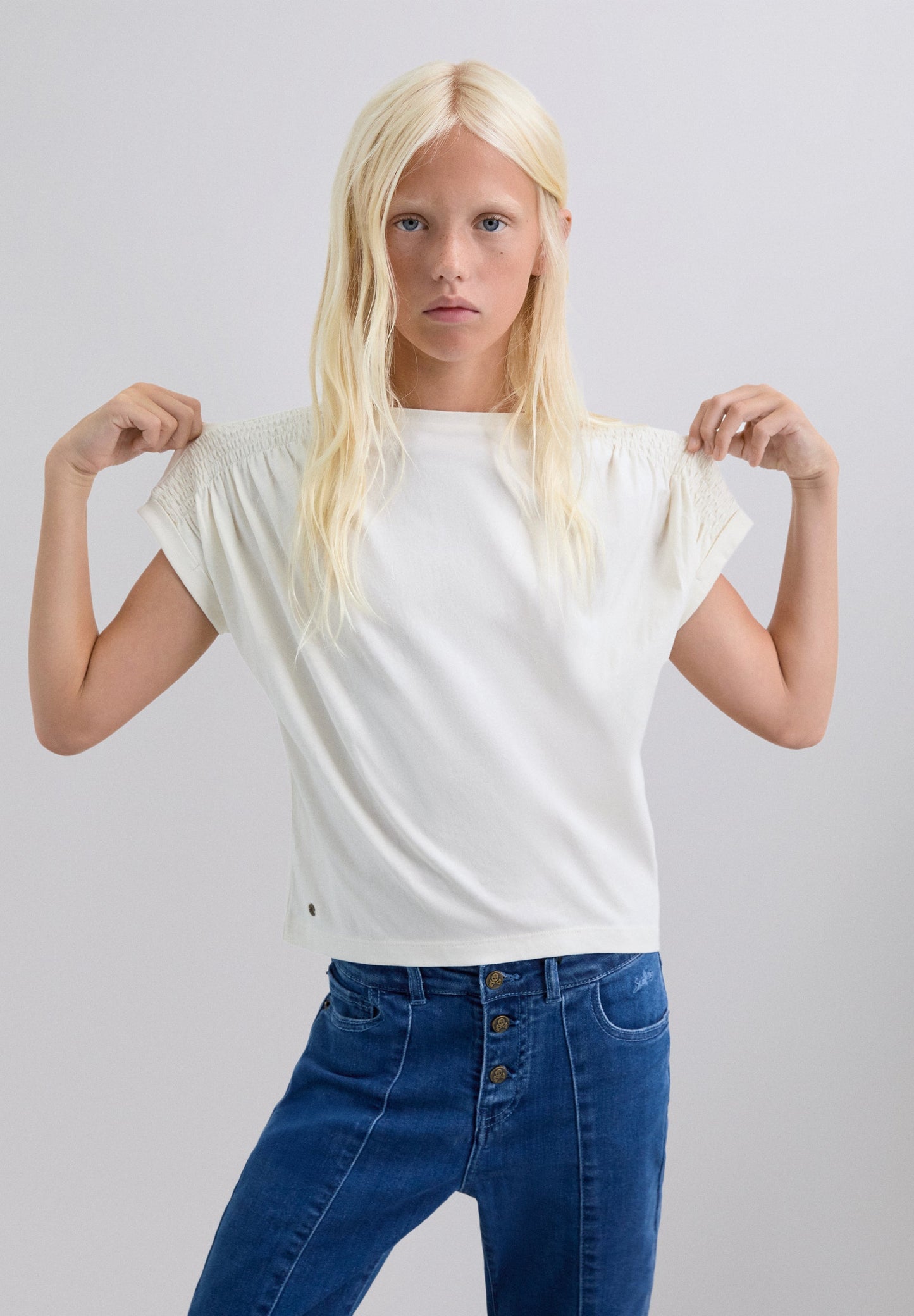 T-SHIRT COM PADRÃO DE LOGÓTIPO