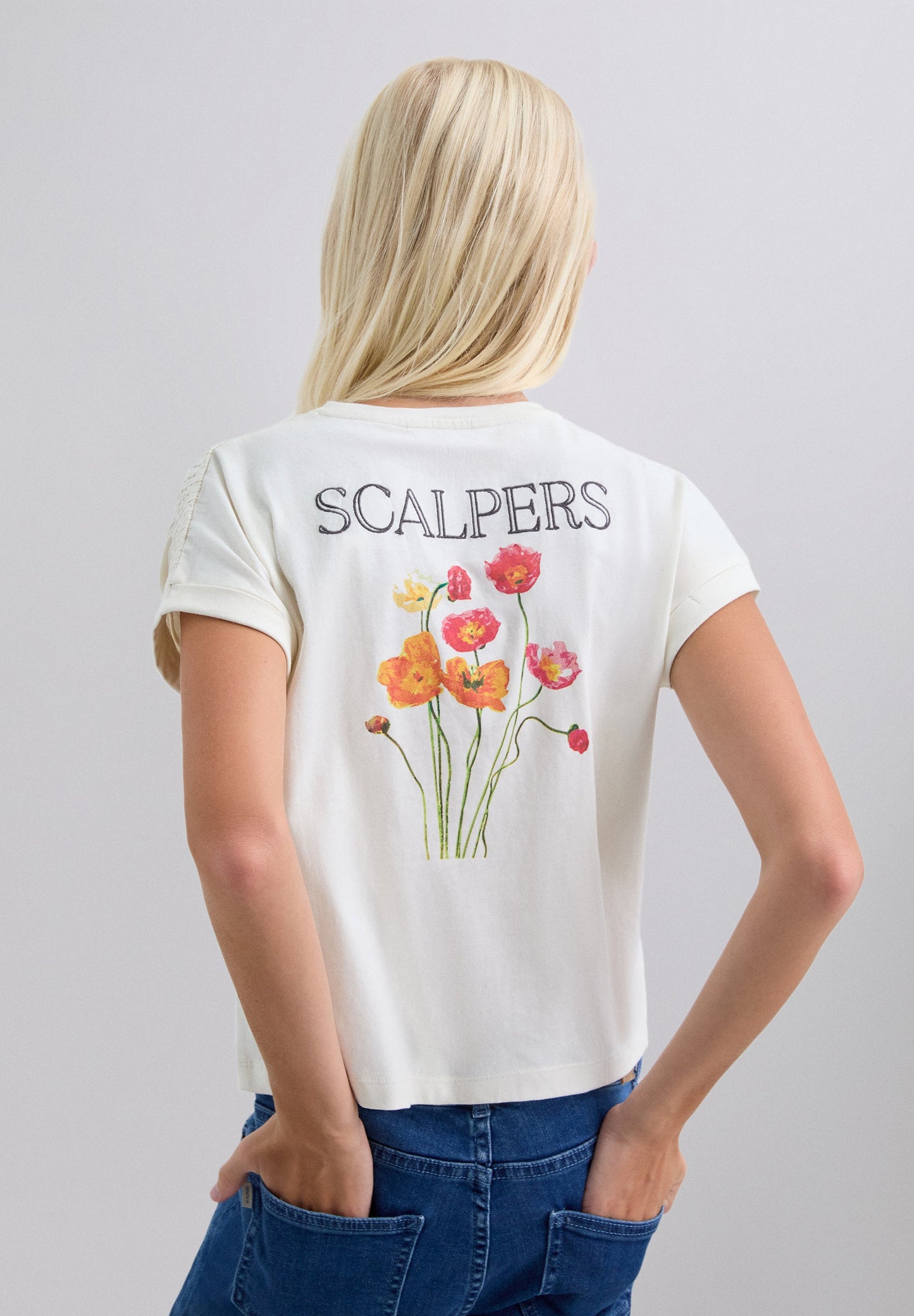 T-SHIRT COM PADRÃO DE LOGÓTIPO