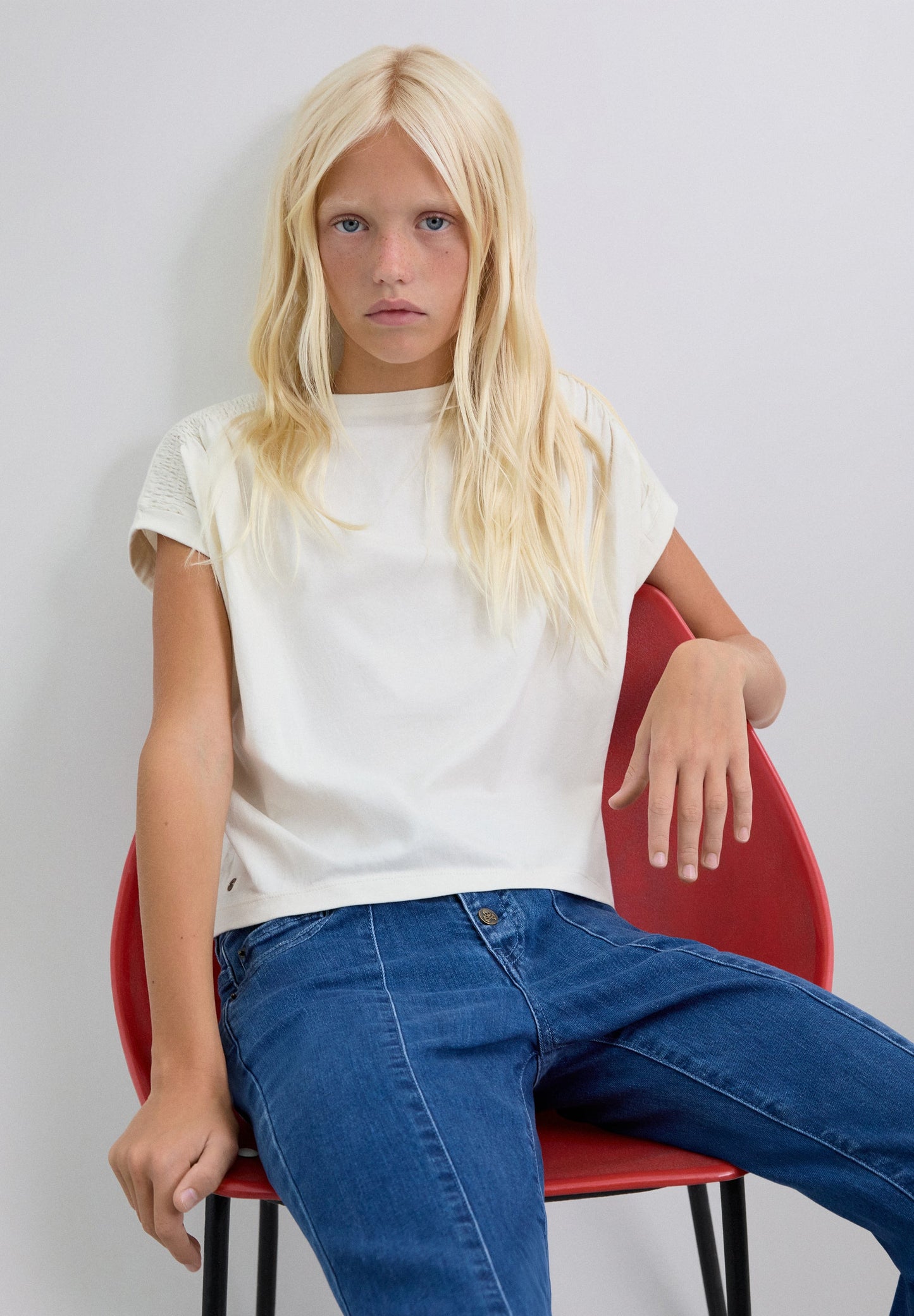 T-SHIRT COM PADRÃO DE LOGÓTIPO