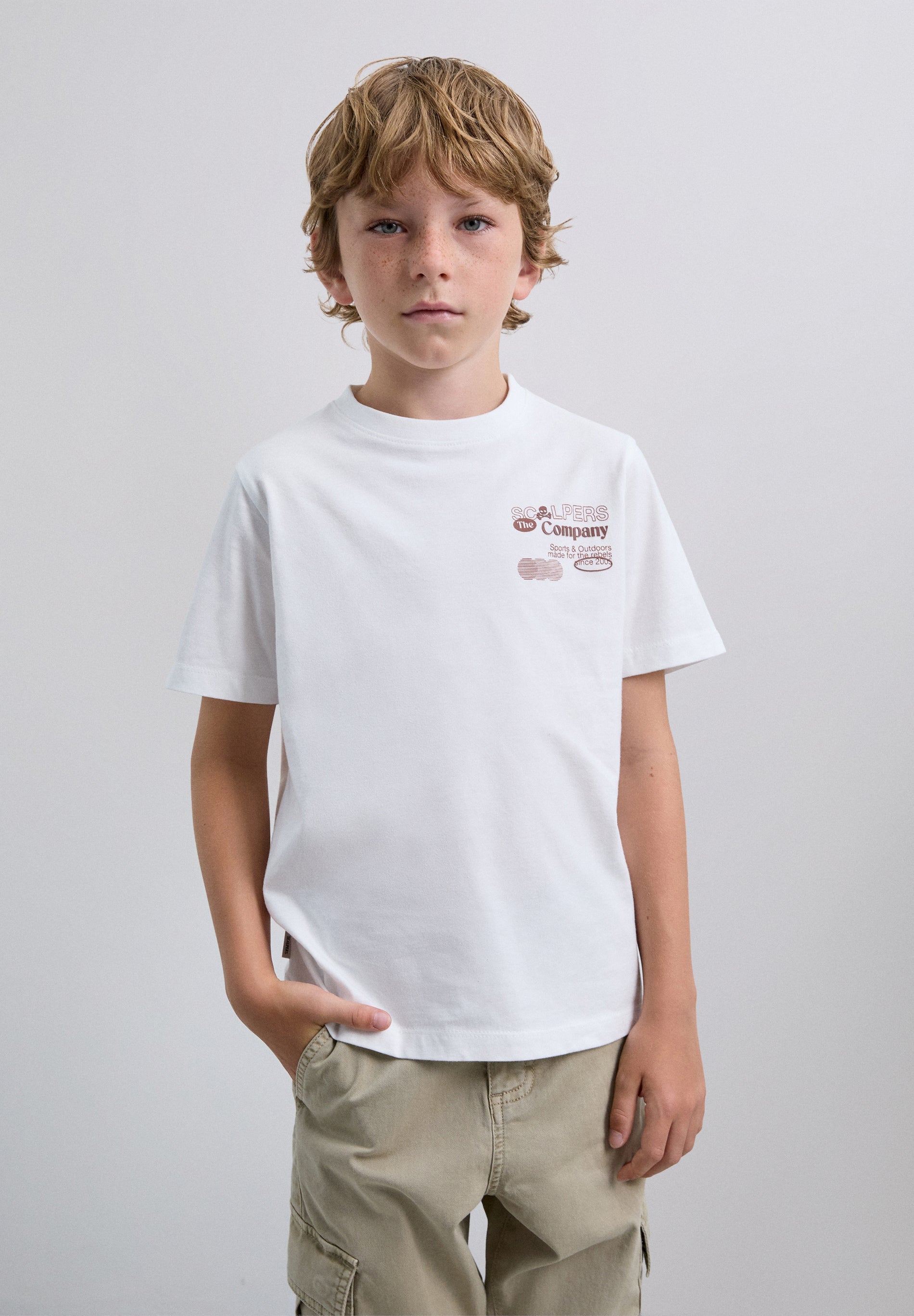 T-SHIRT COM PADRÃO DE LOGÓTIPO