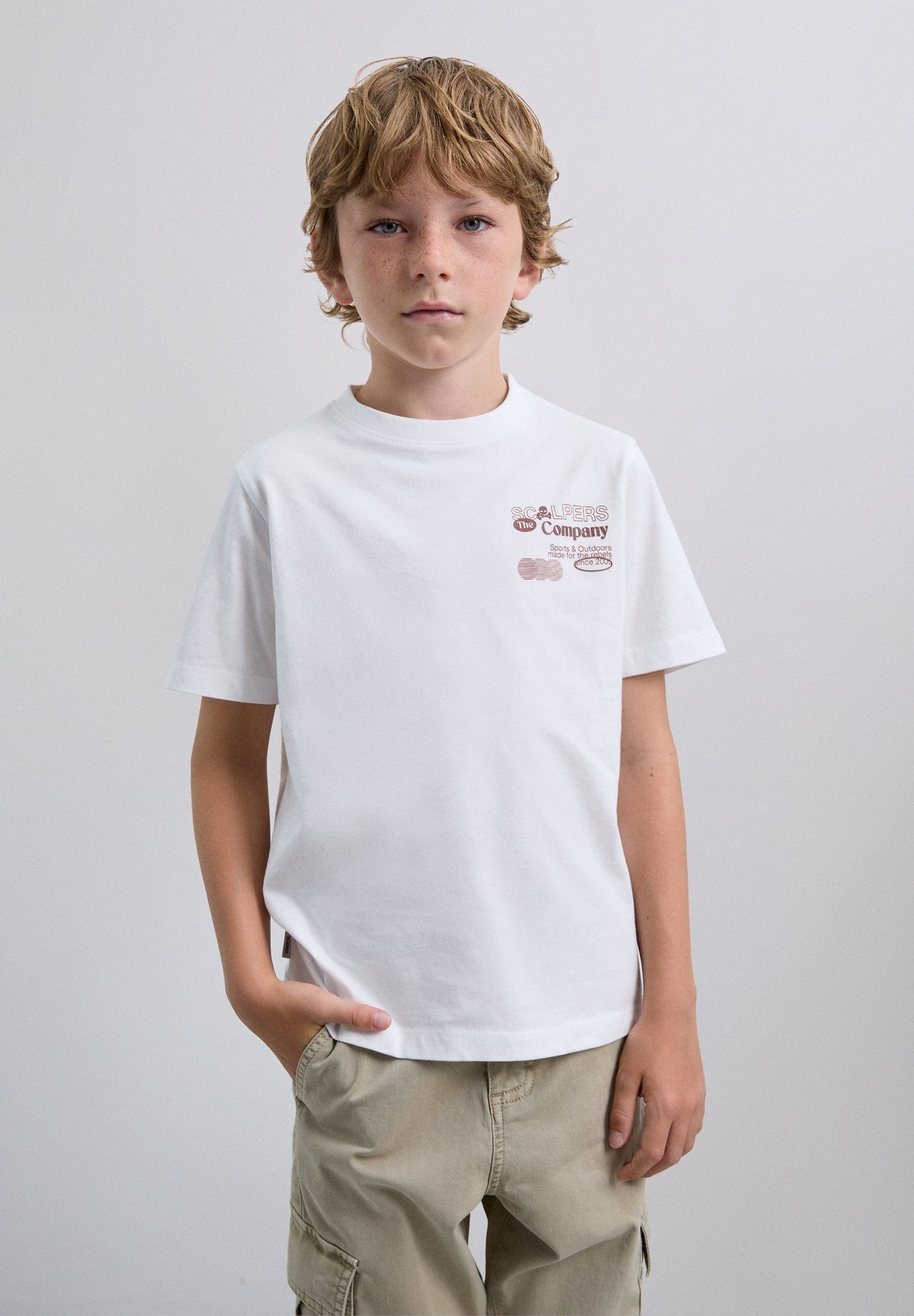 T-SHIRT COM PADRÃO DE LOGÓTIPO